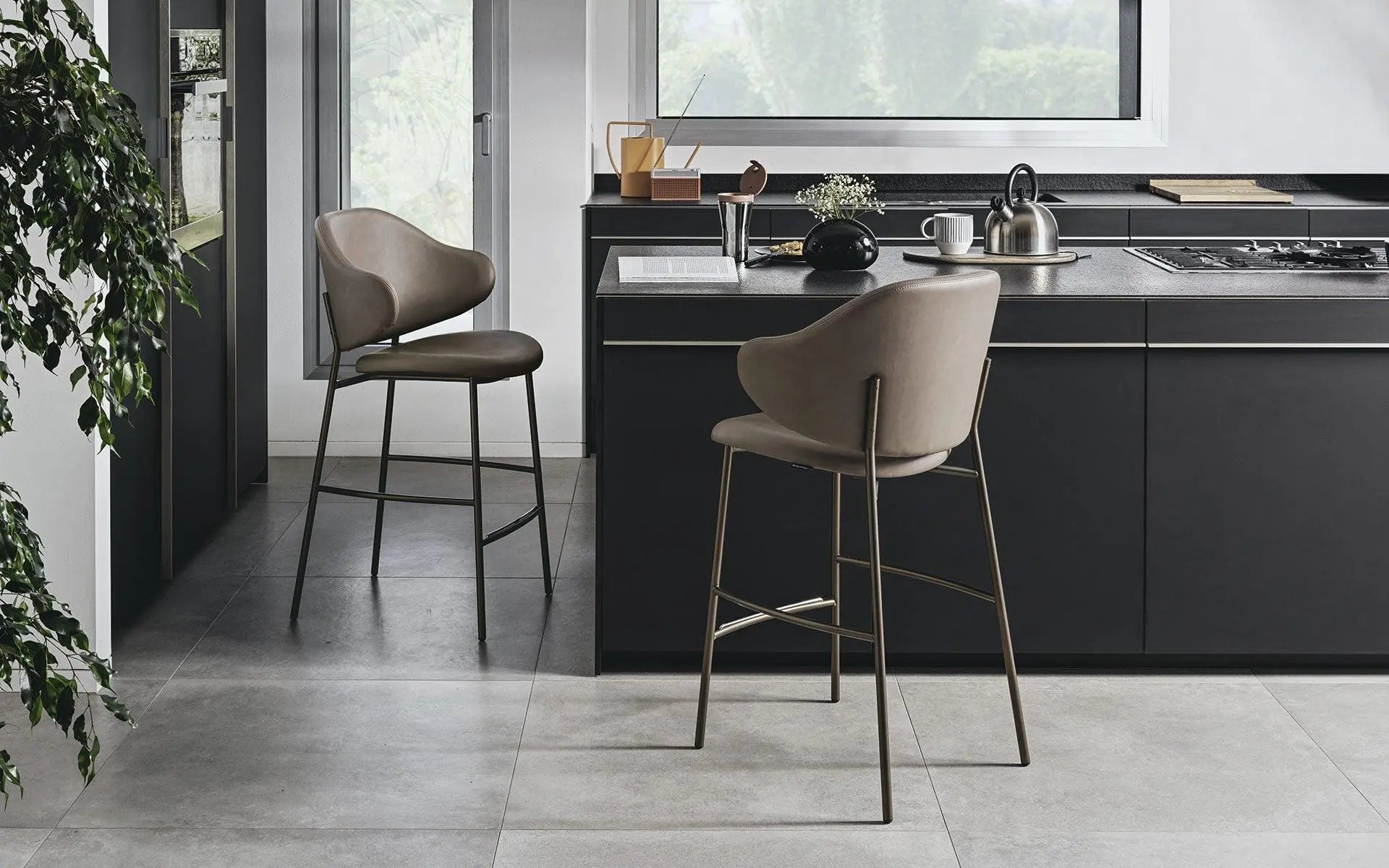Hoker aksamitny HOLLY kremowy do kuchni – Calligaris