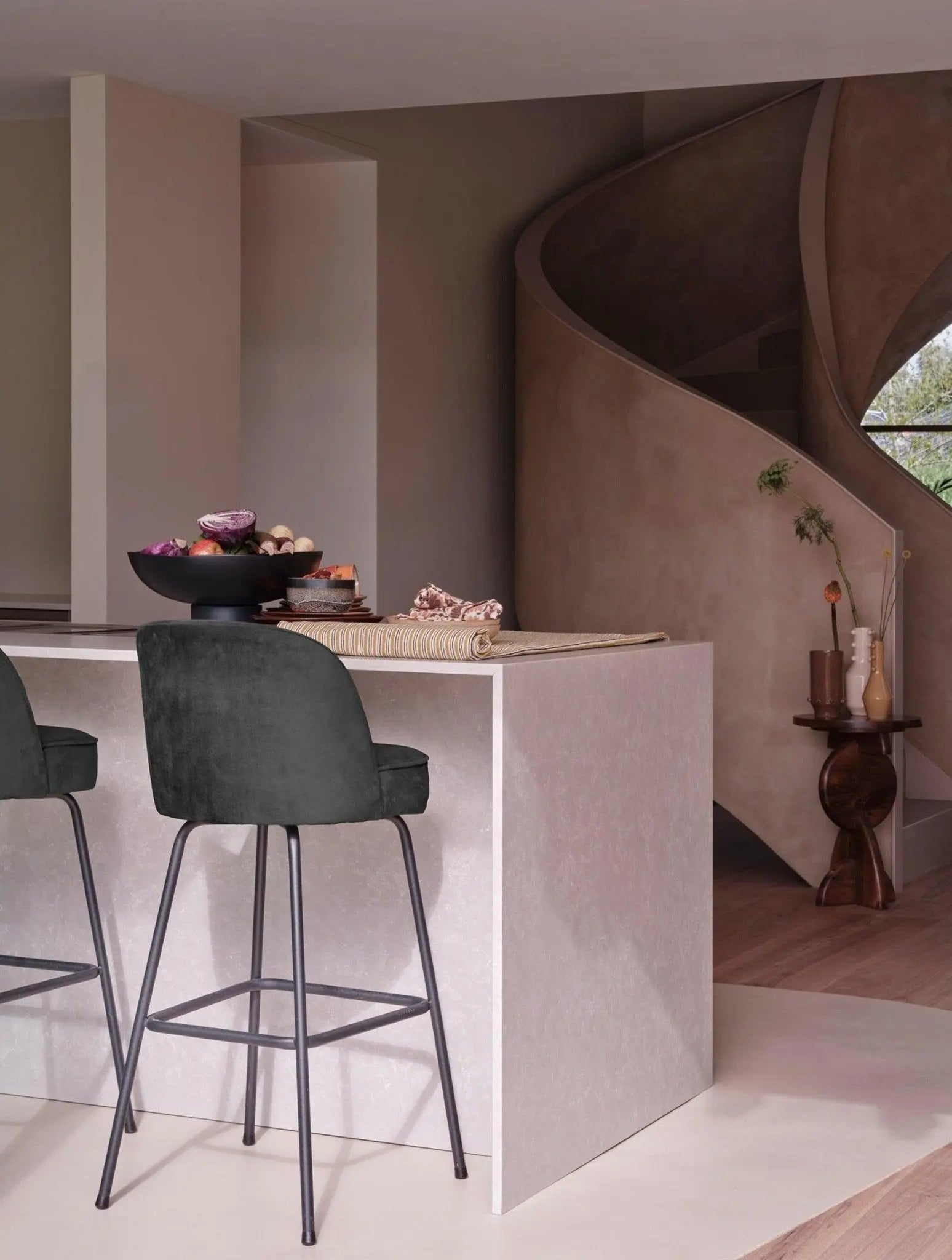 Hoker aksamitny VOGUE czarny do kuchni – styl minimalistyczny