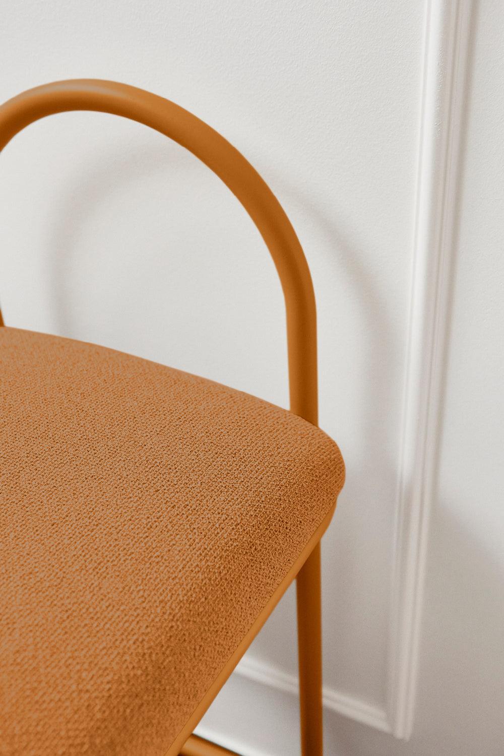 Hoker z tkaniną boucle ANGUI bursztynowy AYTM Eye on Design