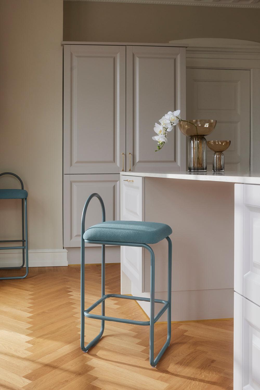 Hoker z tkaniną boucle ANGUI niebieski AYTM Eye on Design