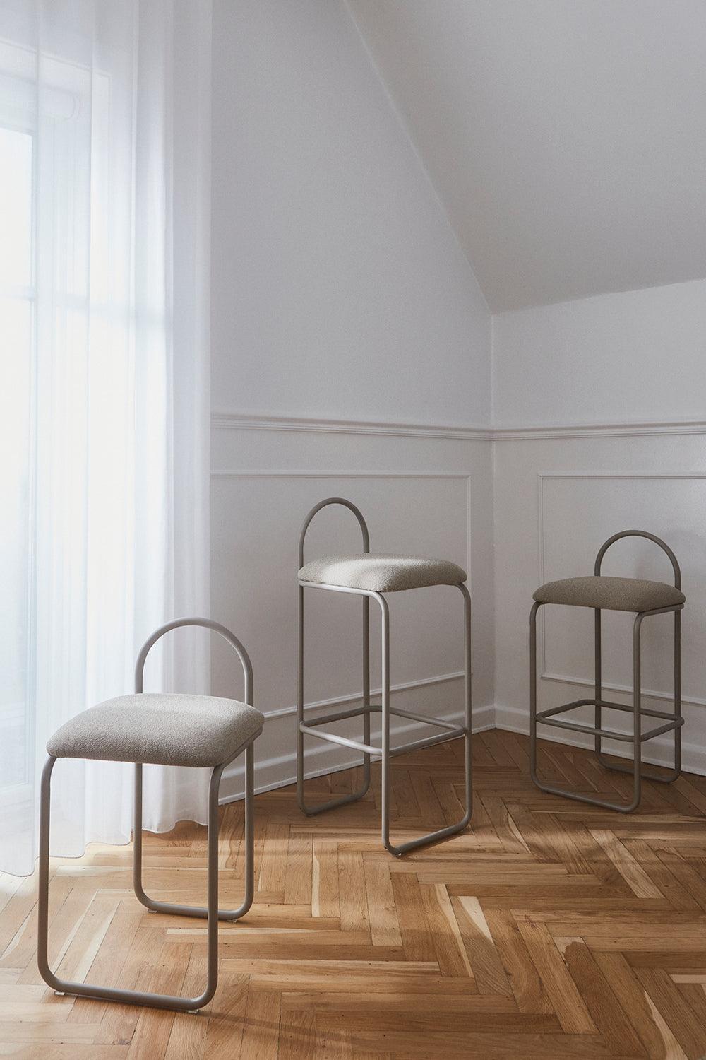 Hoker z tkaniną boucle ANGUI taupe AYTM Eye on Design