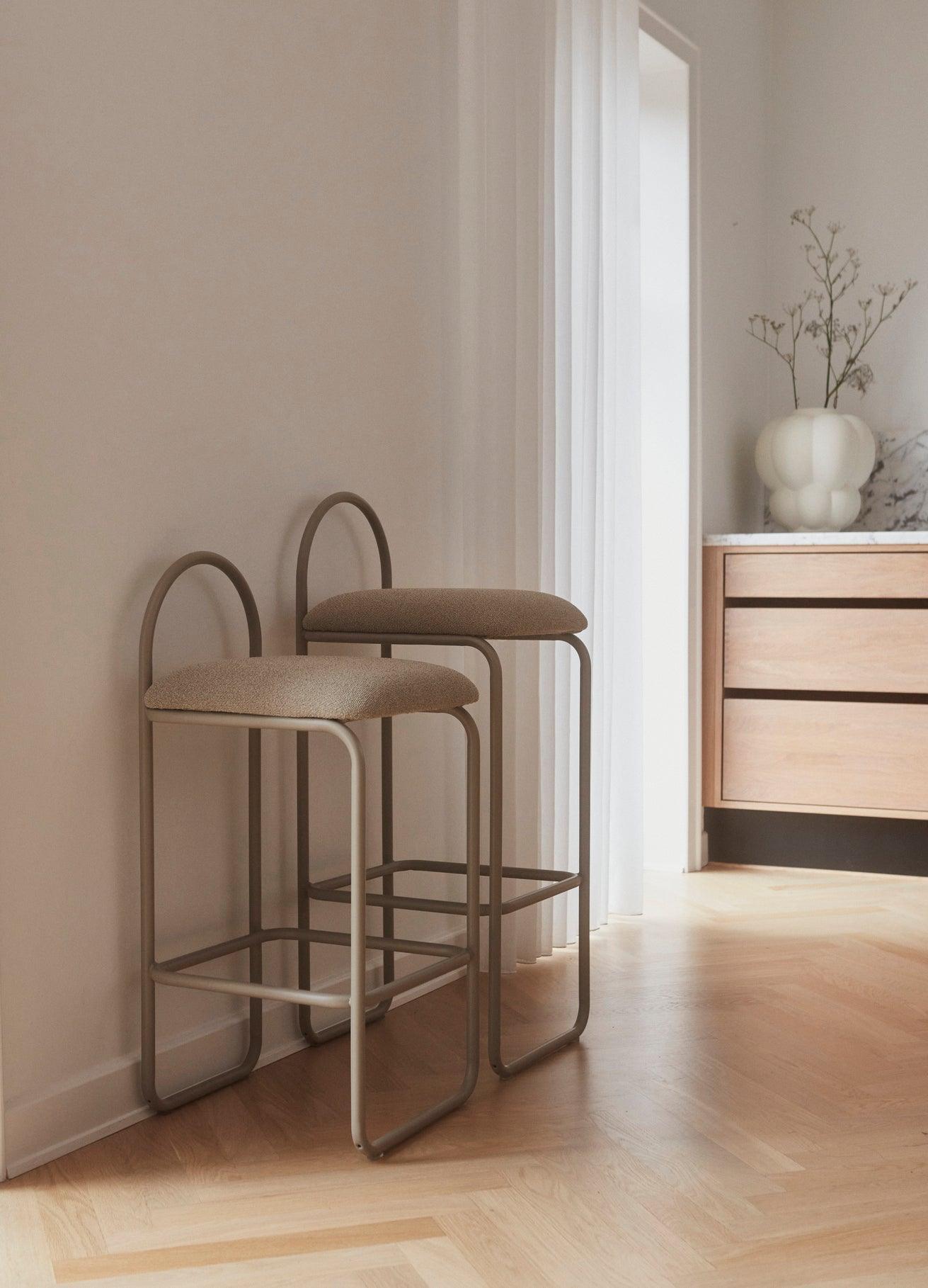 Hoker z tkaniną boucle ANGUI taupe AYTM Eye on Design