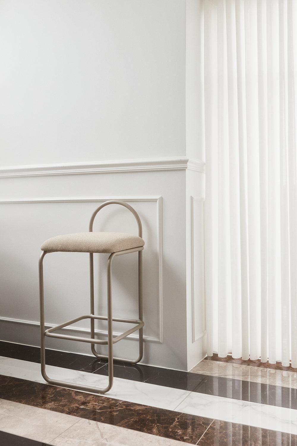 Hoker z tkaniną boucle ANGUI taupe AYTM Eye on Design