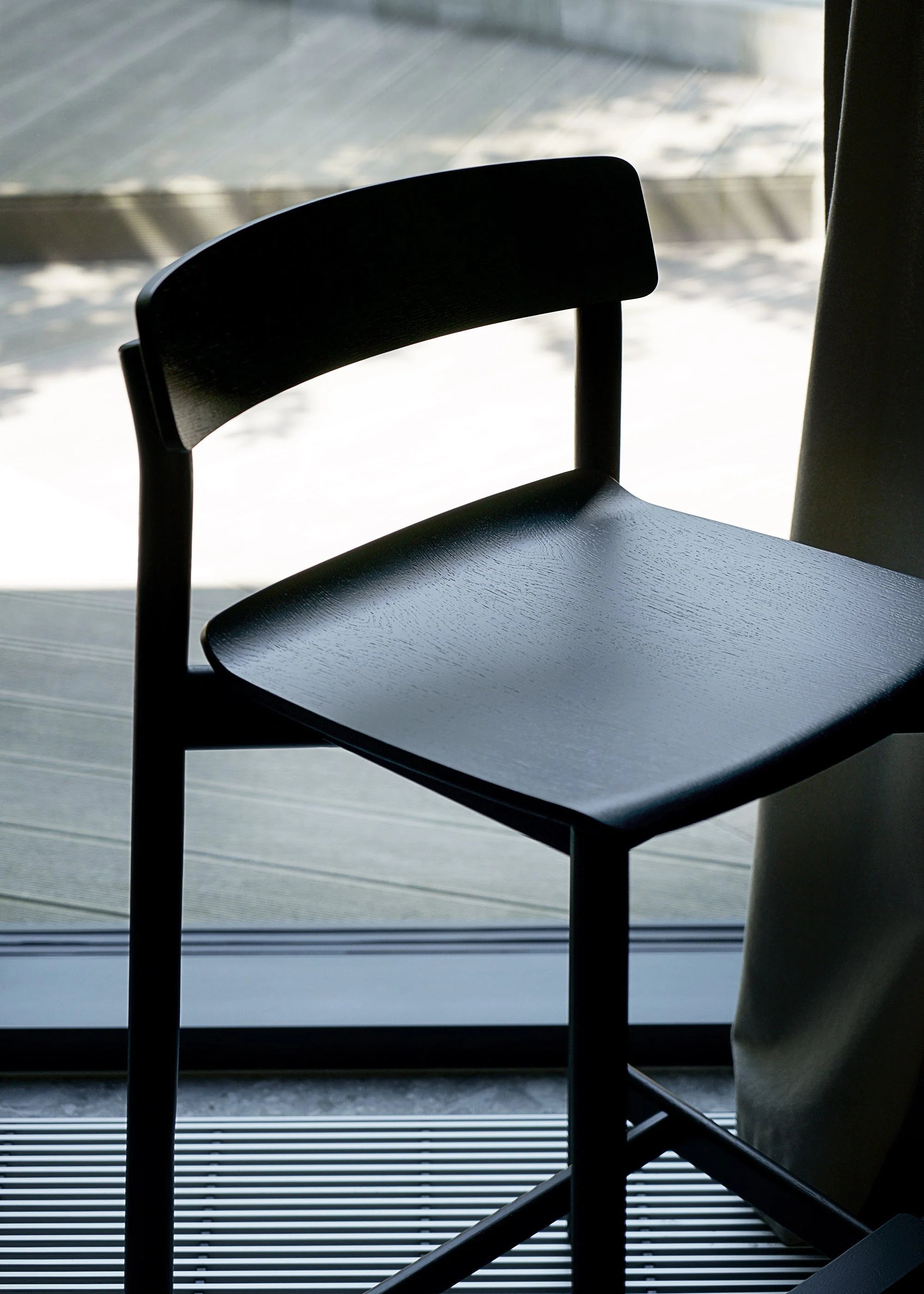 Hocker ARCHE schwarzes Eichenholz