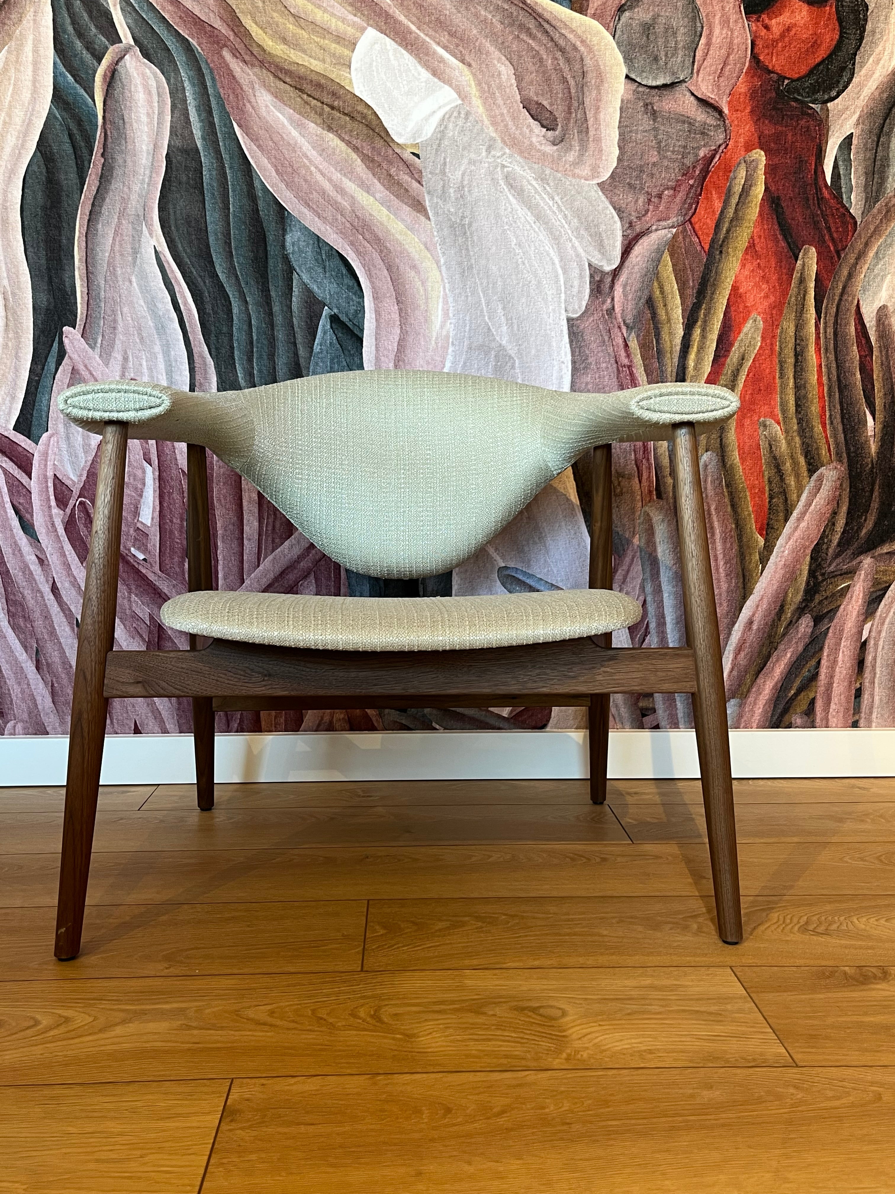 Beiger MASCULO Sessel mit Nussbaumfuß