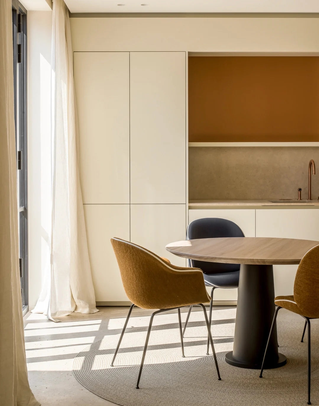 BAT Stuhl grau mit Metallgestell