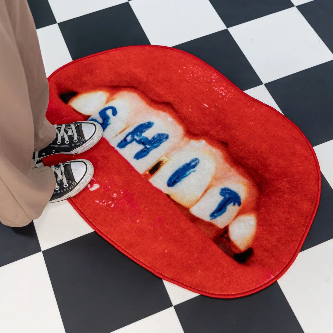 Decoratieve mat in de vorm van lippen SHIT rood