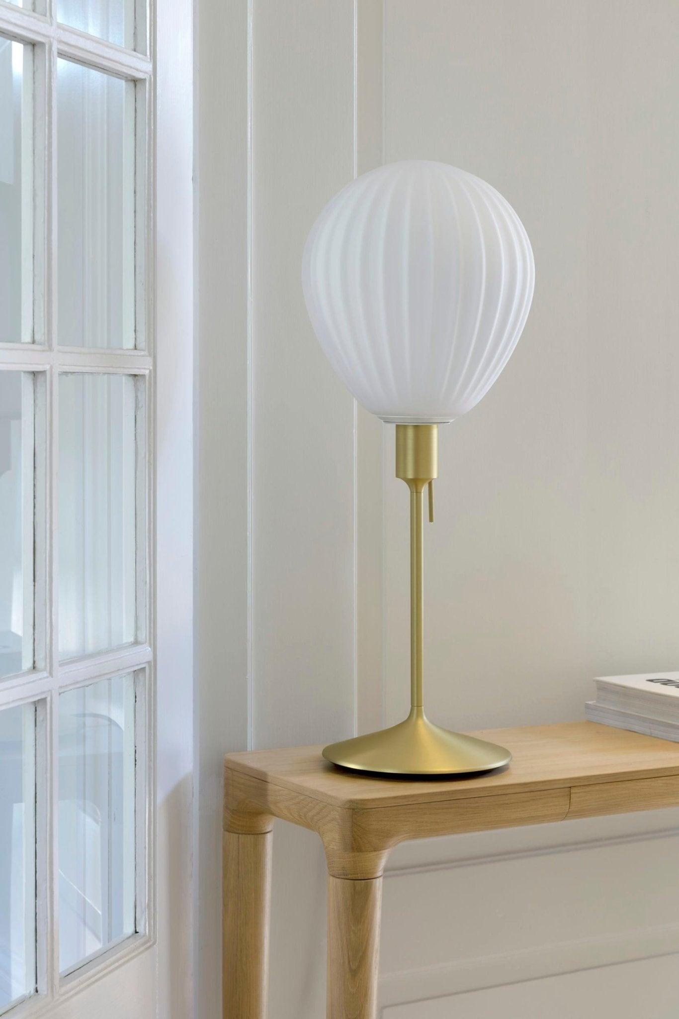 Klosz AROUND THE WORLD mleczny UMAGE Eye on Design