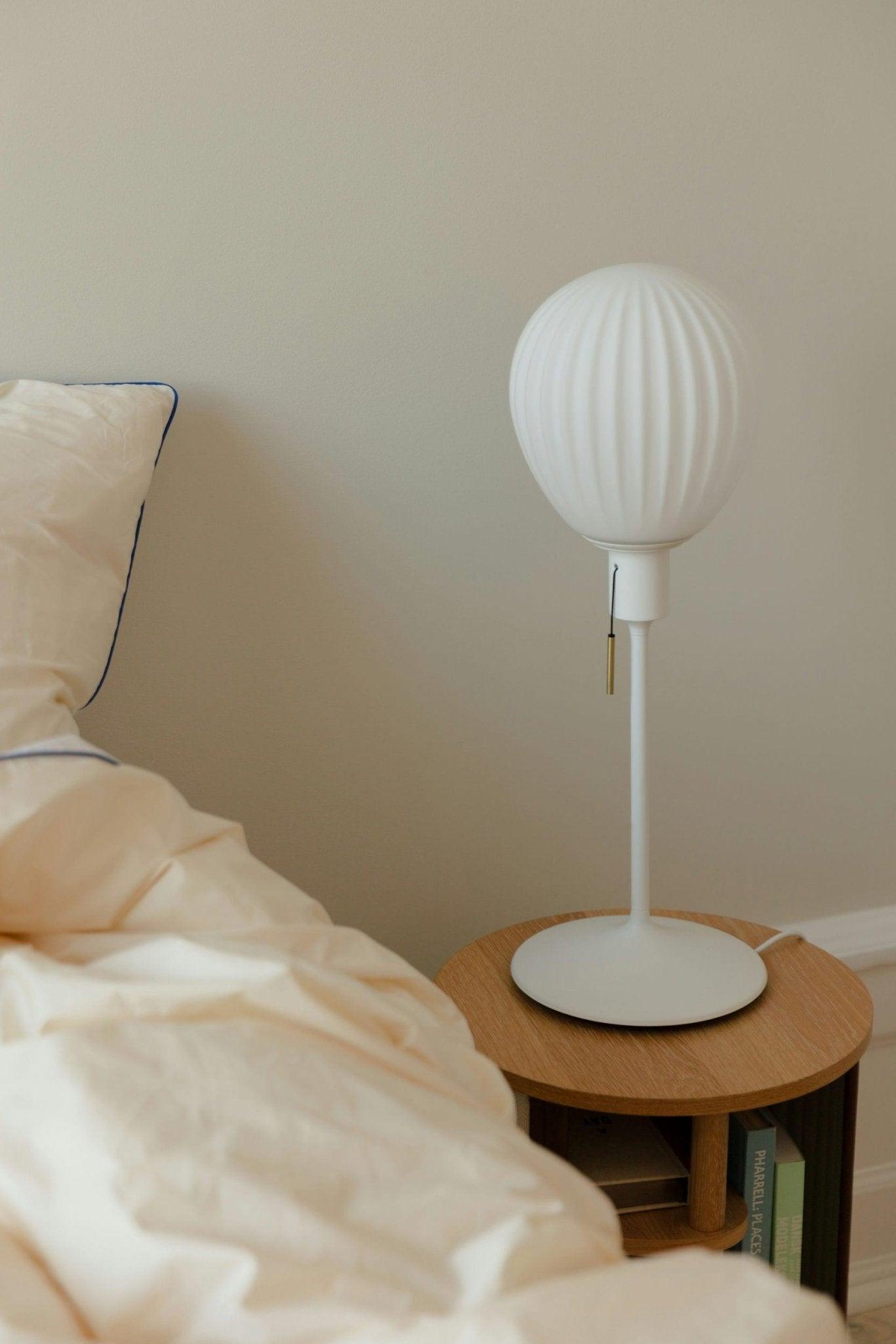 Klosz AROUND THE WORLD mleczny UMAGE Eye on Design