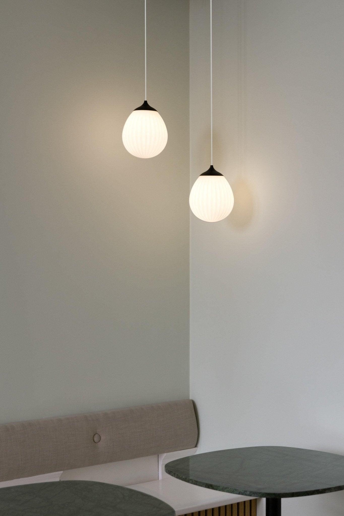 Klosz AROUND THE WORLD mleczny z czarnym UMAGE Eye on Design