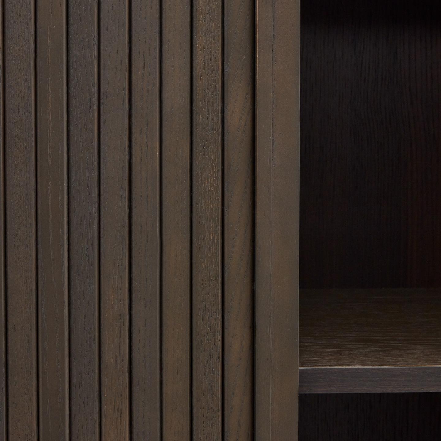 Komoda wysoka MAILEN ciemnobrązowa okleina jesionowa La Forma Eye on Design