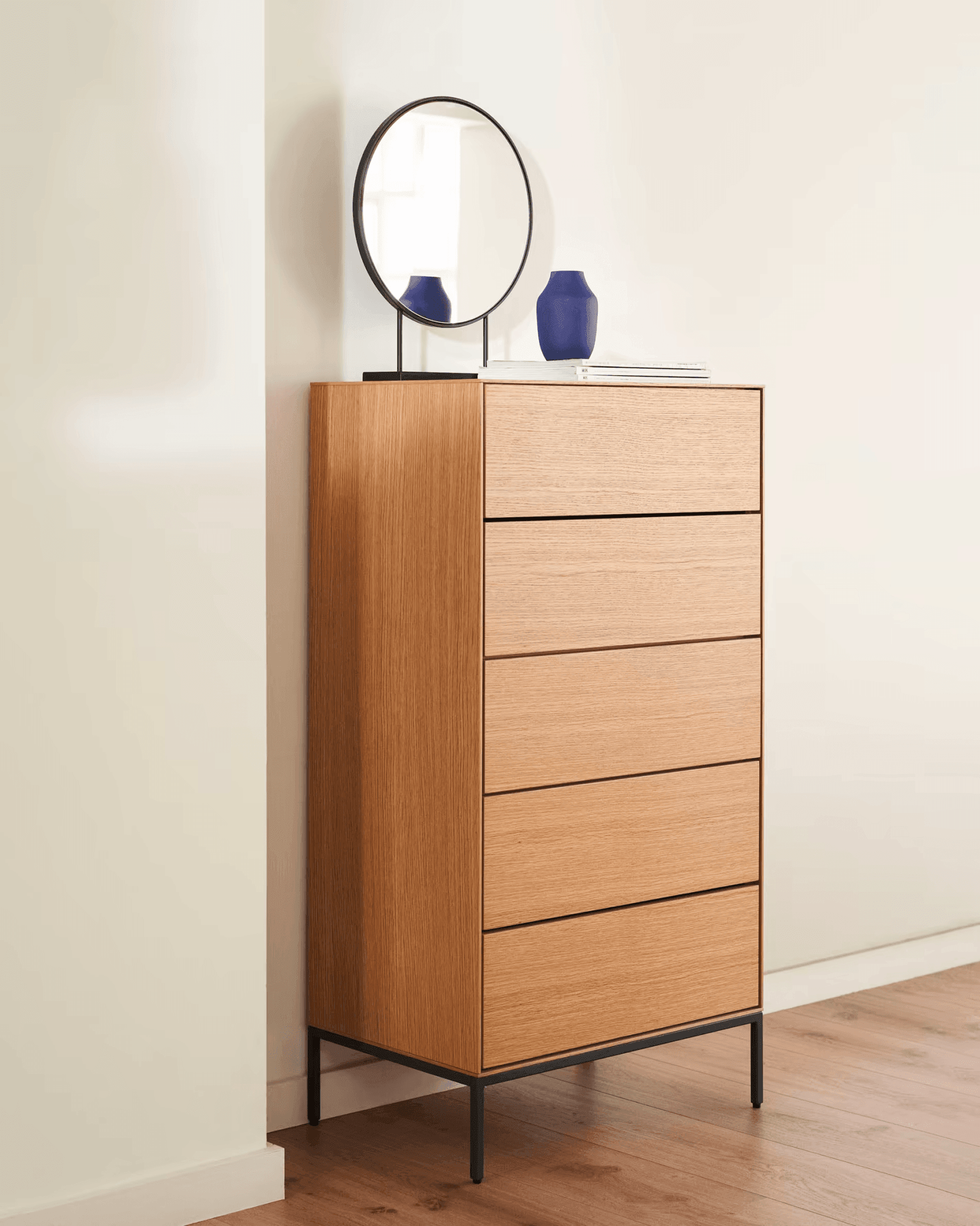 Komoda wysoka z szufladami VEDRANA fornir dębowy La Forma Eye on Design