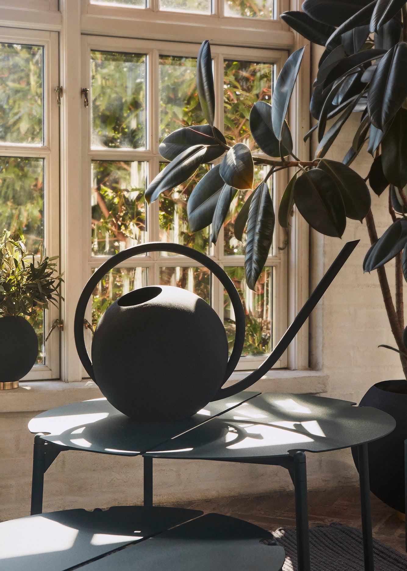 Konewka GLOBE czarny AYTM Eye on Design