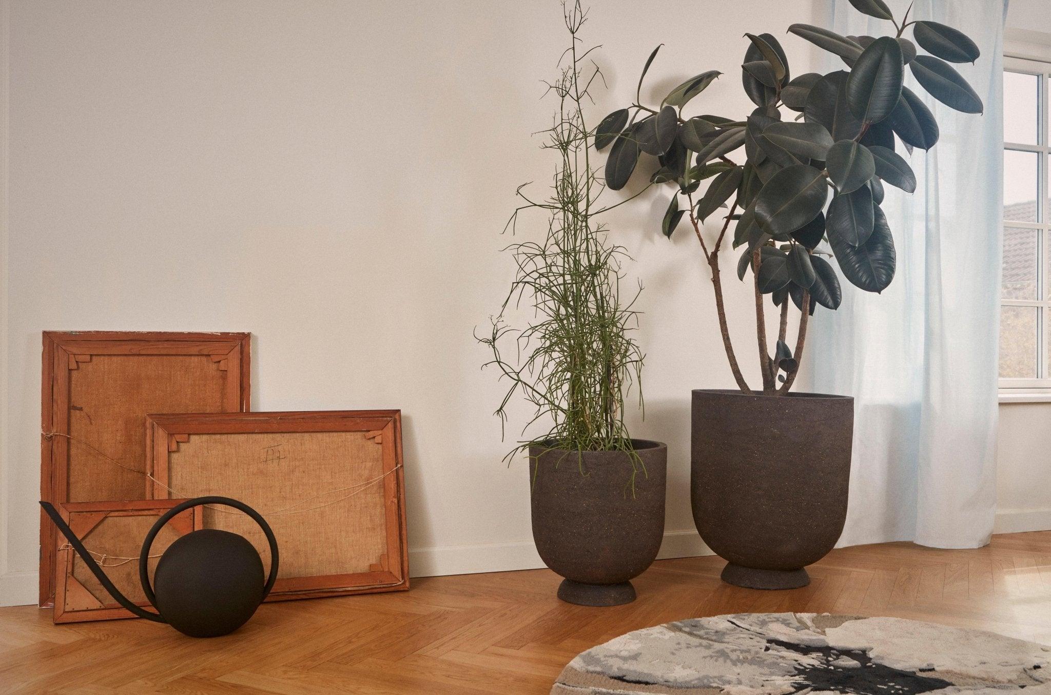 Konewka GLOBE czarny AYTM Eye on Design