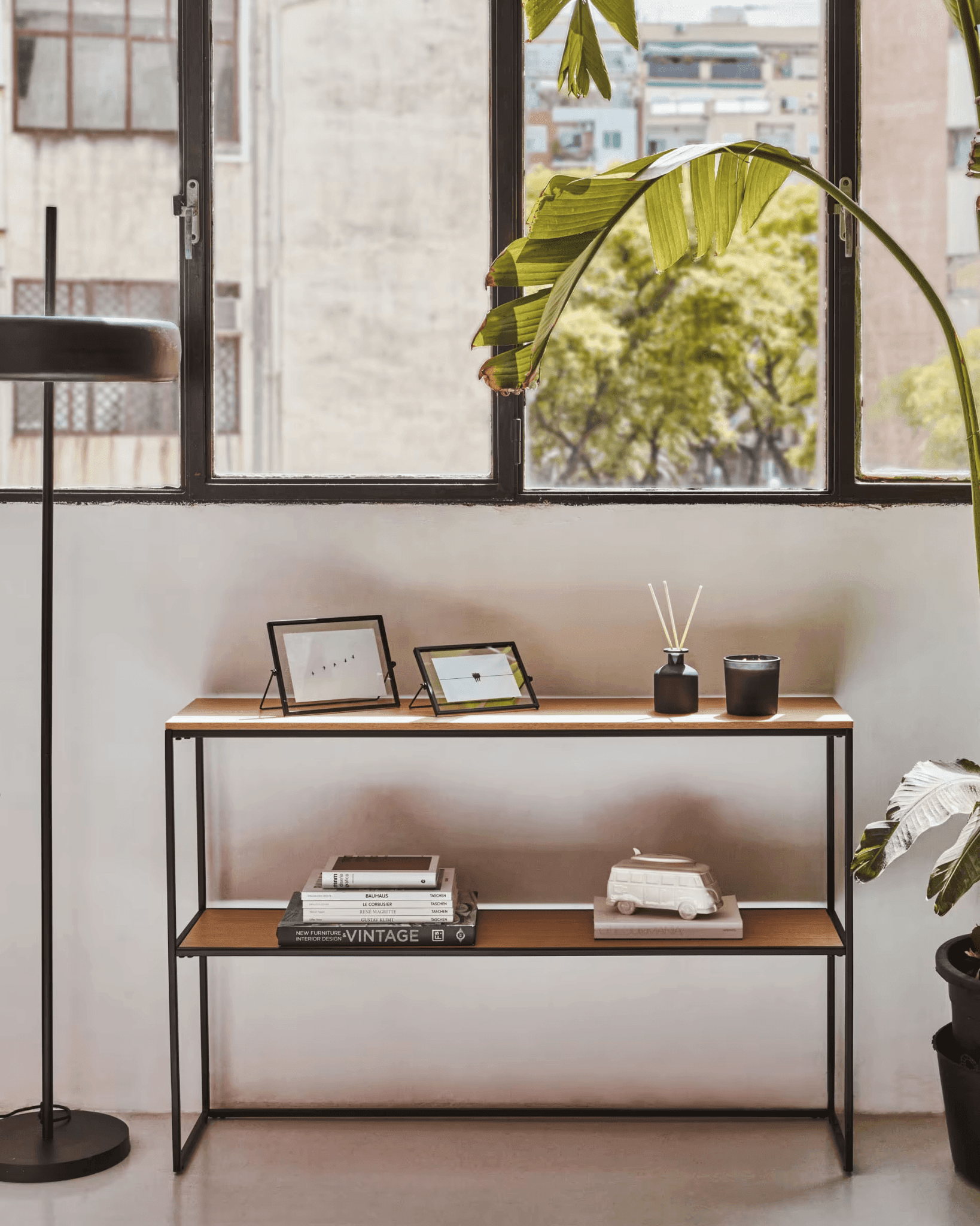 Konsola YOANA fornir dębowy z czarną podstawą La Forma Eye on Design