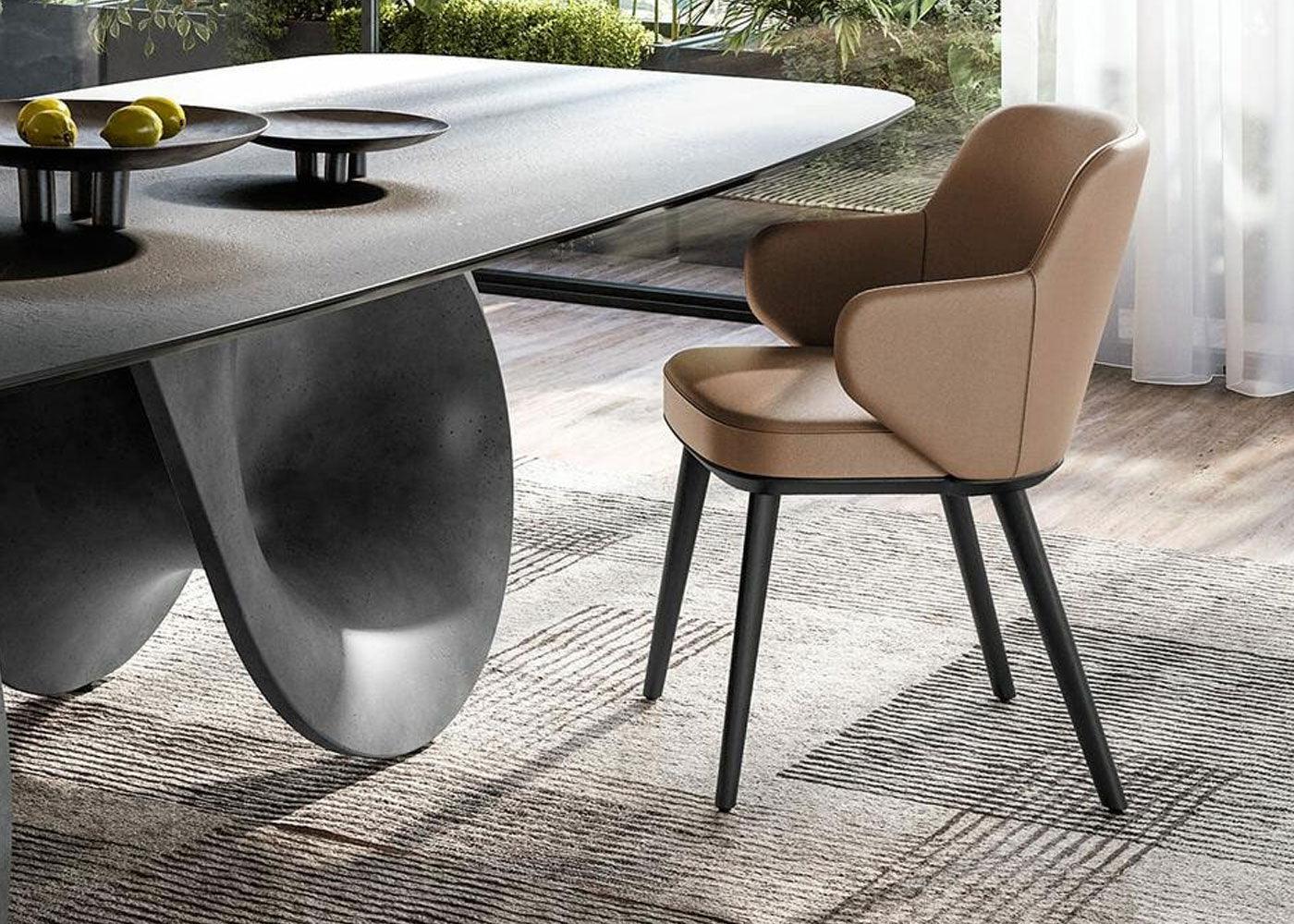 Krzesło aksamitne z podłokietnikami FOYER piaskowy z metalową podstawą Calligaris Eye on Design