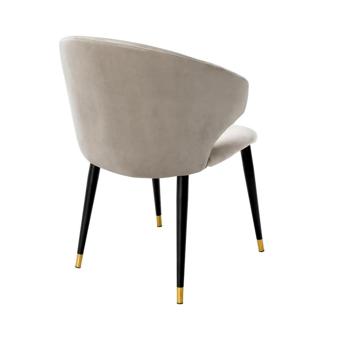 Krzesło aksamitne z podłokietnikami VOLANTE beżowy Eichholtz Eye on Design