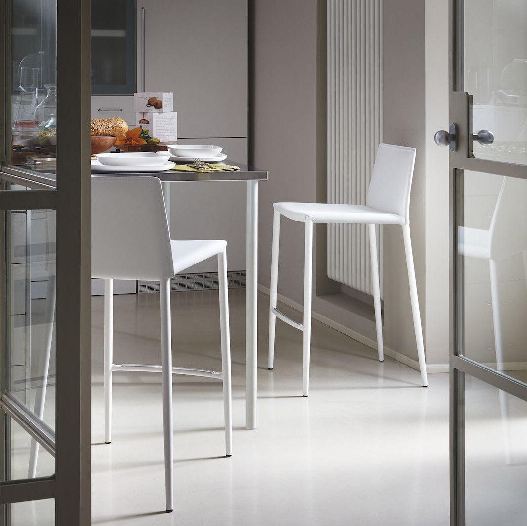 Krzesło barowe AIDA taupe do jadalni – Calligaris