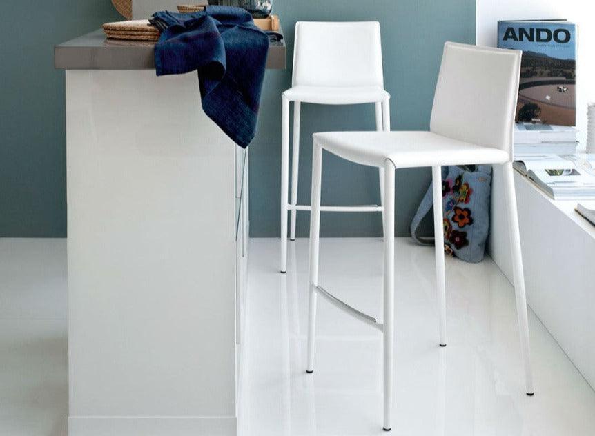 Krzesło barowe AIDA taupe – styl minimalistyczny