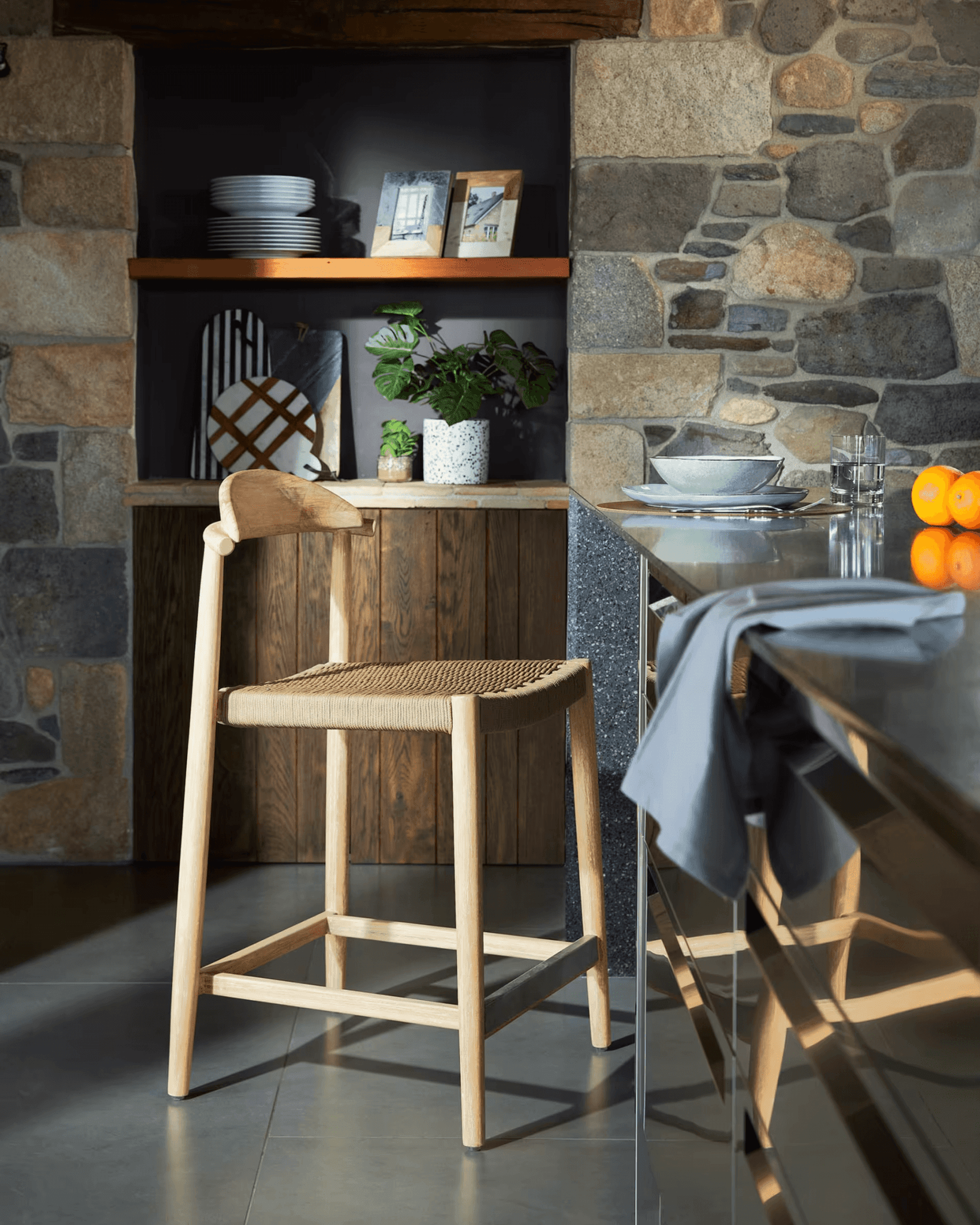 Krzesło barowe NINA lite drewno akacjowe La Forma Eye on Design