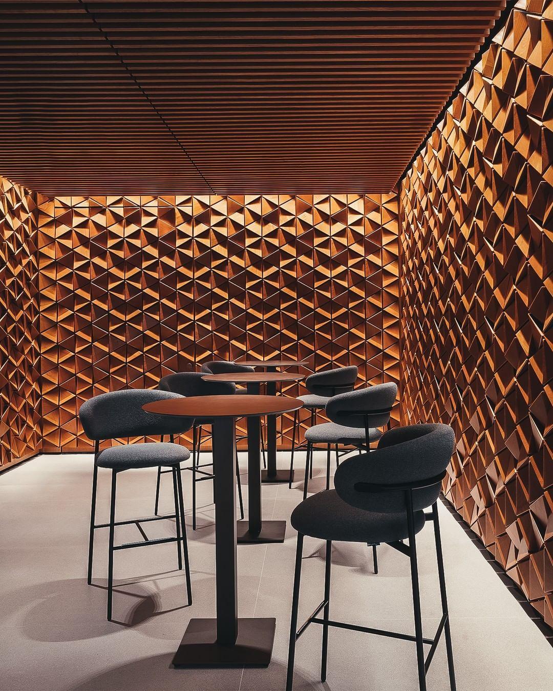 Krzesło barowe OLEANDRO boucle kremowy z metalową podstawą Calligaris Eye on Design