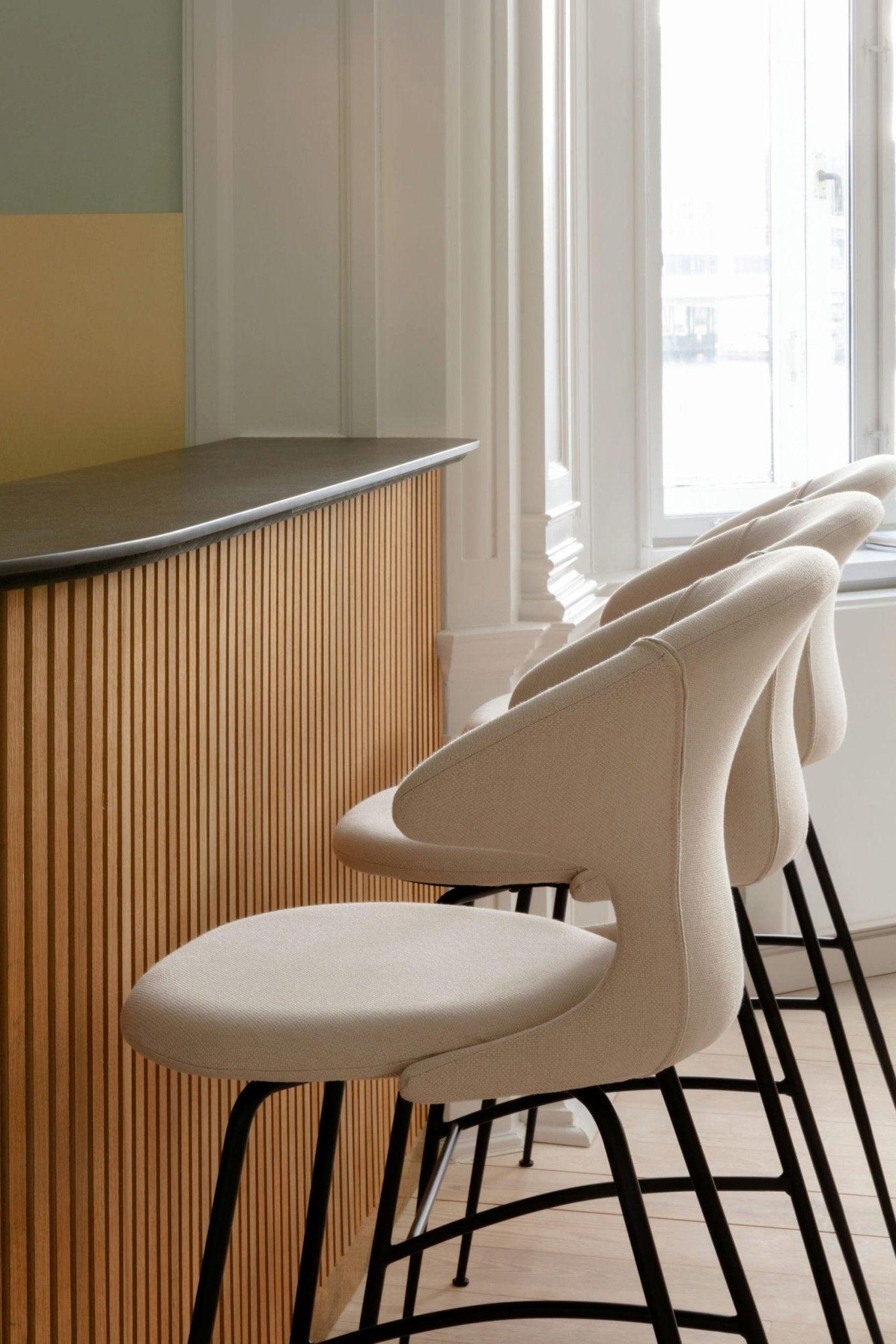 Krzesło barowe TIME FLIES brązowy plusz z czarną podstawą UMAGE Eye on Design