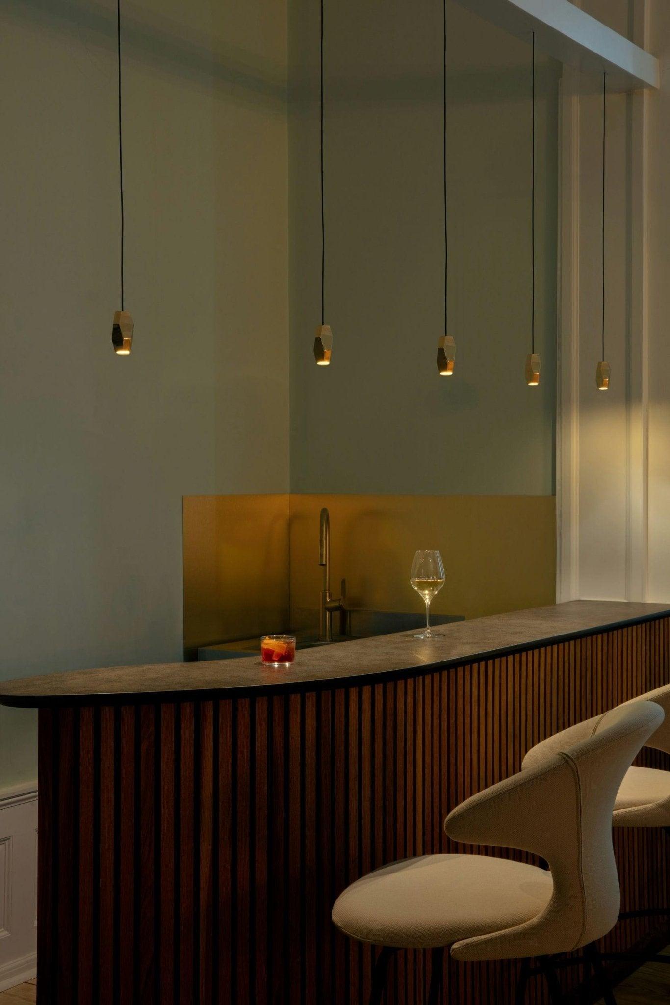 Krzesło barowe TIME FLIES karmelowy z czarną podstawą UMAGE Eye on Design