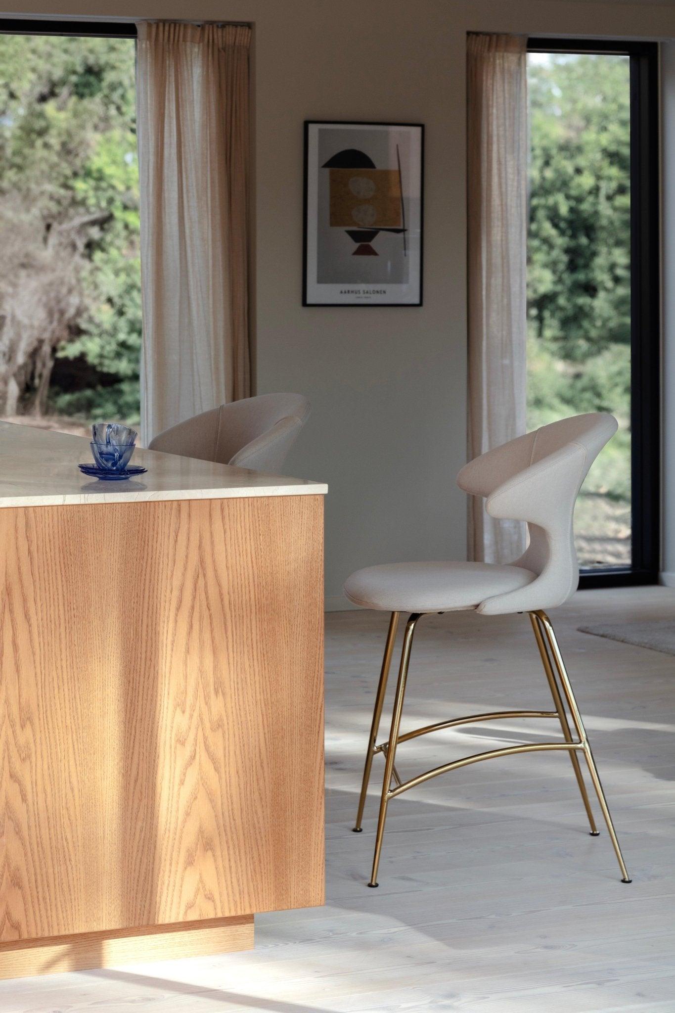 Krzesło barowe TIME FLIES karmelowy ze złotą podstawą UMAGE Eye on Design