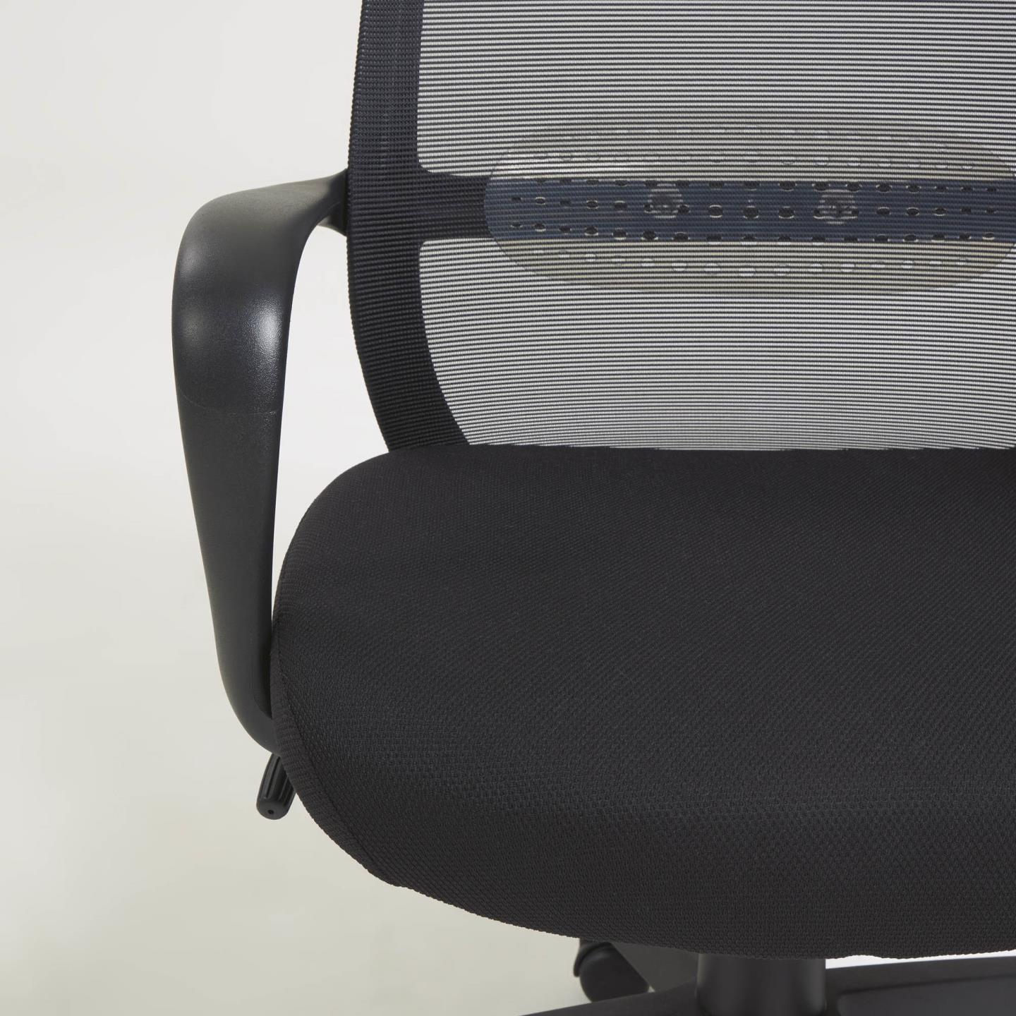 Krzesło biurowe MELVA czarny z czarną podstawą La Forma Eye on Design