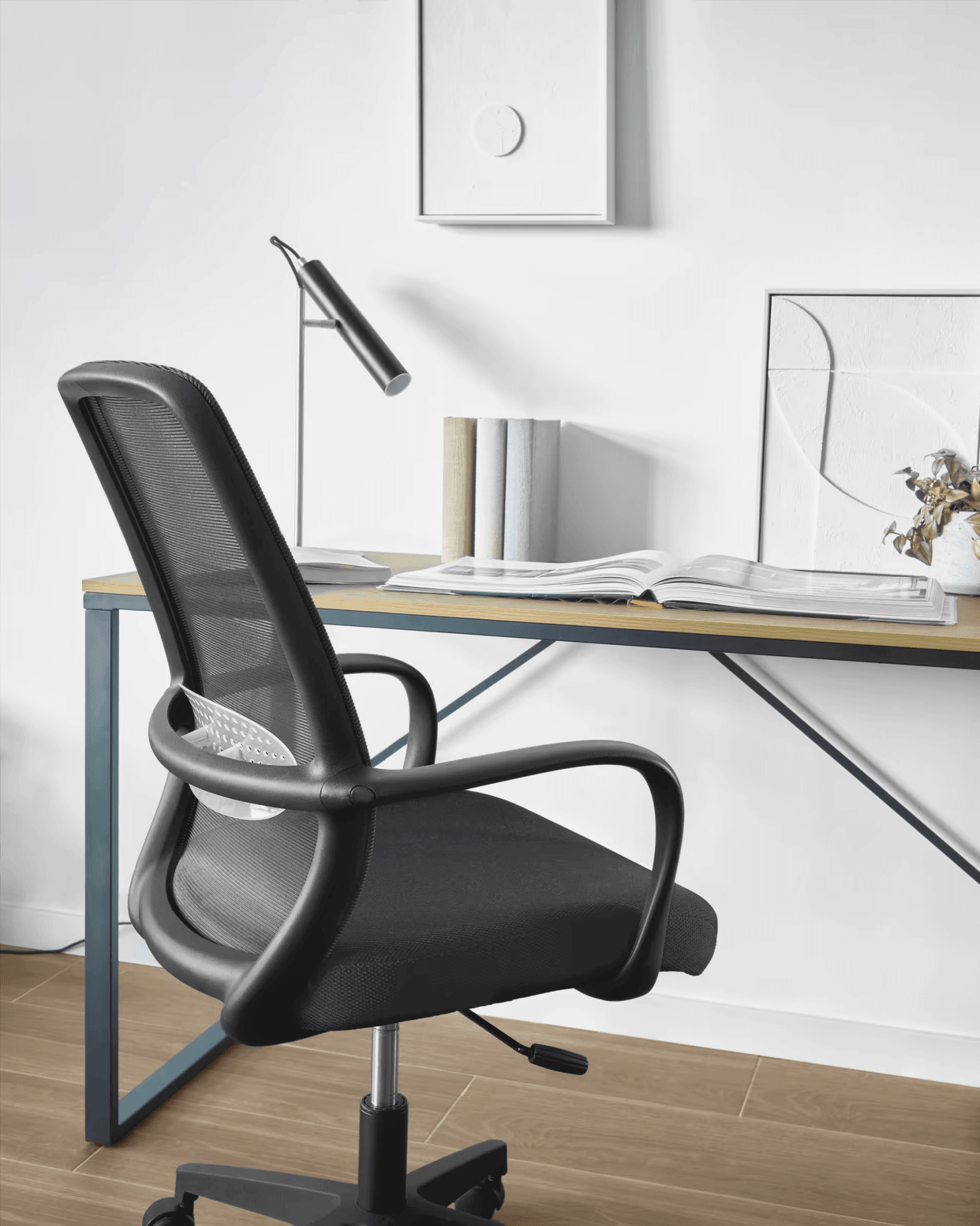 Krzesło biurowe MELVA czarny z czarną podstawą La Forma Eye on Design