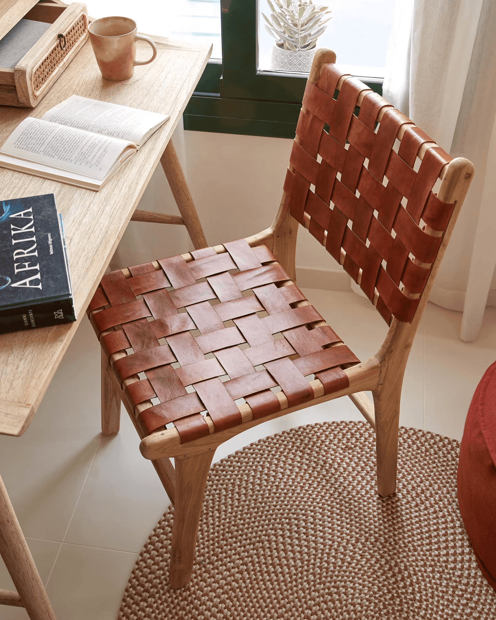 Krzesło CALIXTA brązowa skóra La Forma Eye on Design