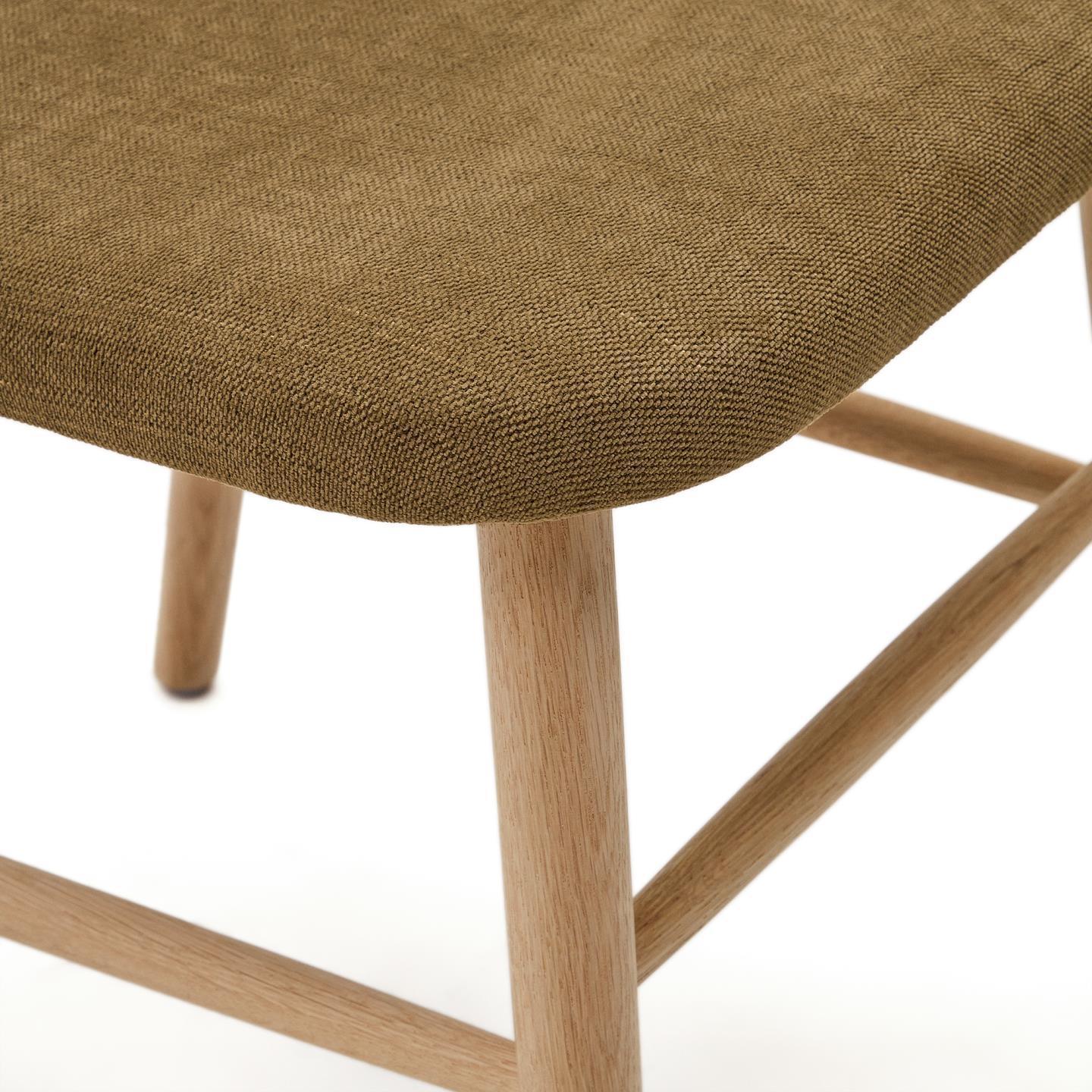 Krzesło HELDA zielony szenil z drewnianą podstawą La Forma Eye on Design