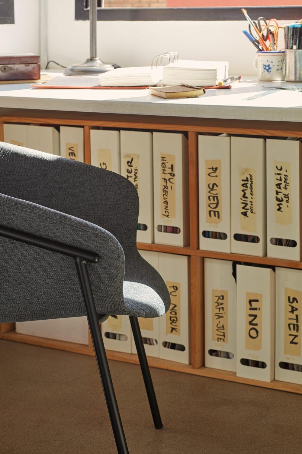 Krzesło HUG ciemnoszary Teulat Eye on Design