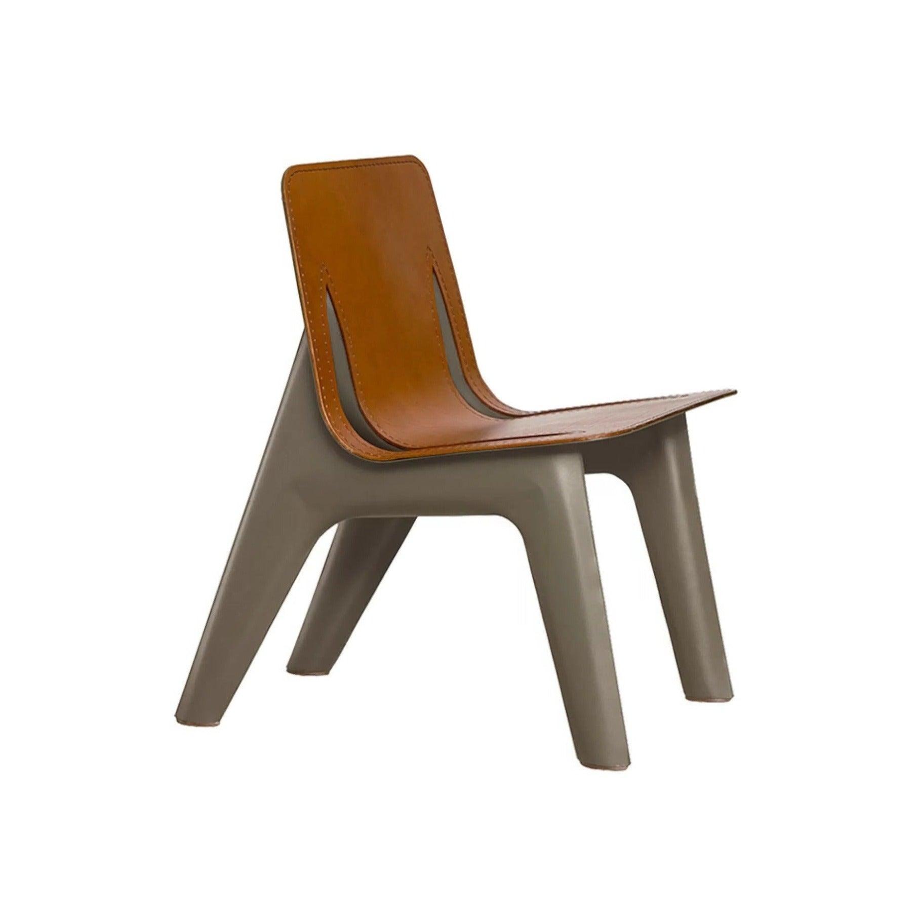 Krzesło J-CHAIR beżowy mat z koniakowym wykończeniem Zieta Studio Eye on Design