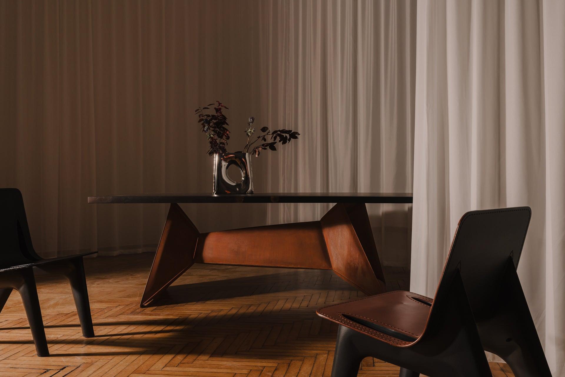 Krzesło J-CHAIR grafitowo-szary mat z koniakowym wykończeniem Zieta Studio Eye on Design