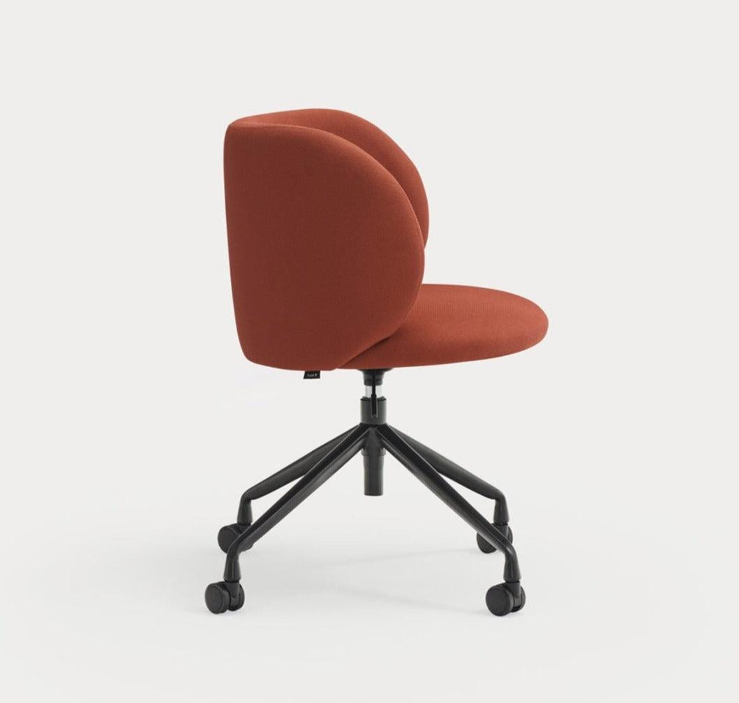 Krzesło na kółkach MOGI ceglana czerwień Teulat Eye on Design
