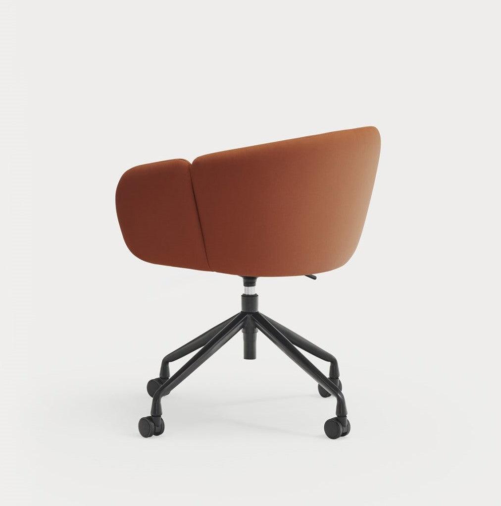 Krzesło na kółkach z podłokietnikami ADD ekoskóra terracotta Teulat Eye on Design