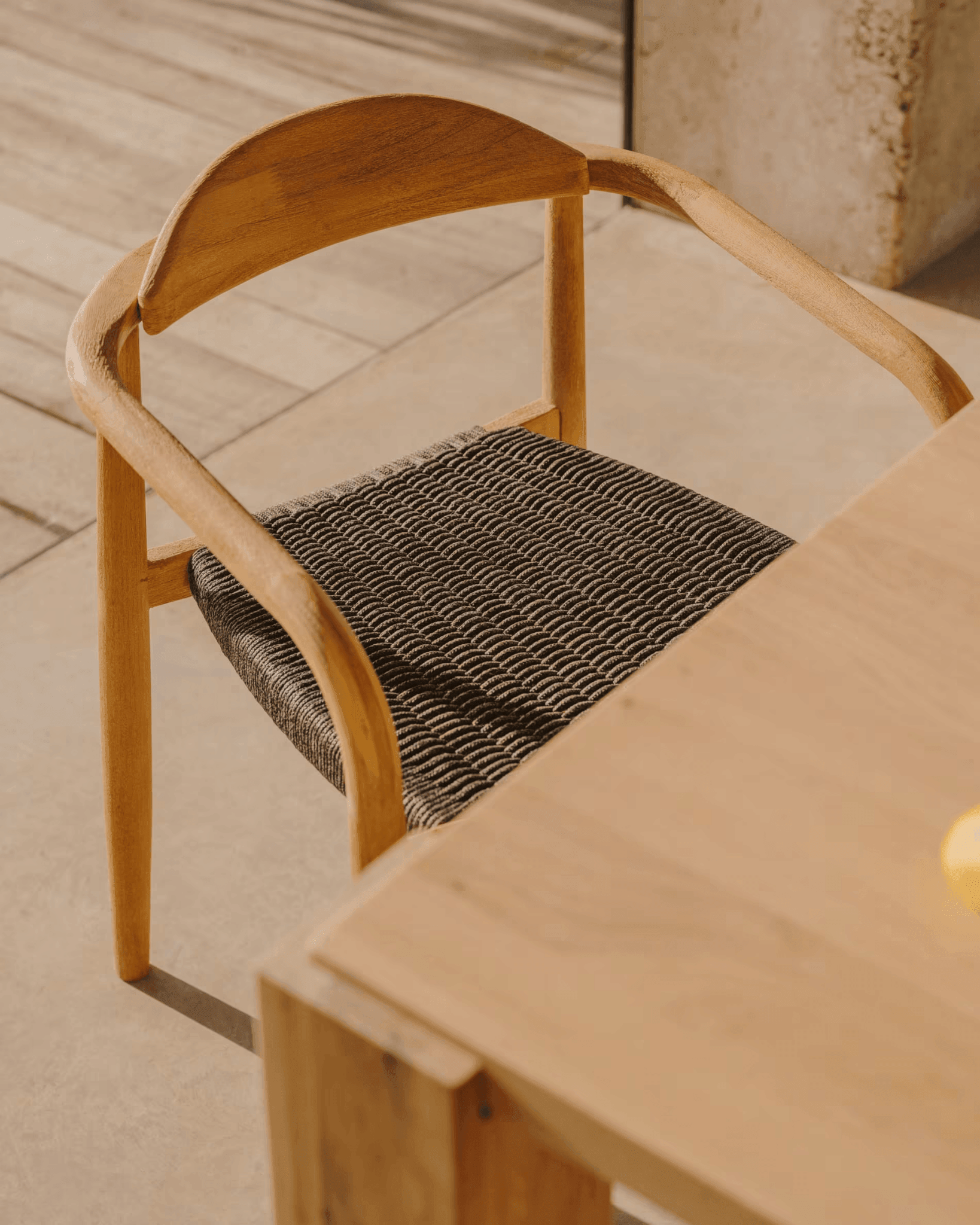 Krzesło NINA lite drewno akacjowe z czarnym siedziskiem La Forma Eye on Design