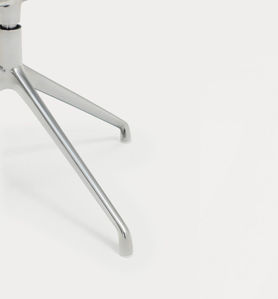 Krzesło obrotowe MOGI granatowy z chromowaną podstawą Teulat Eye on Design