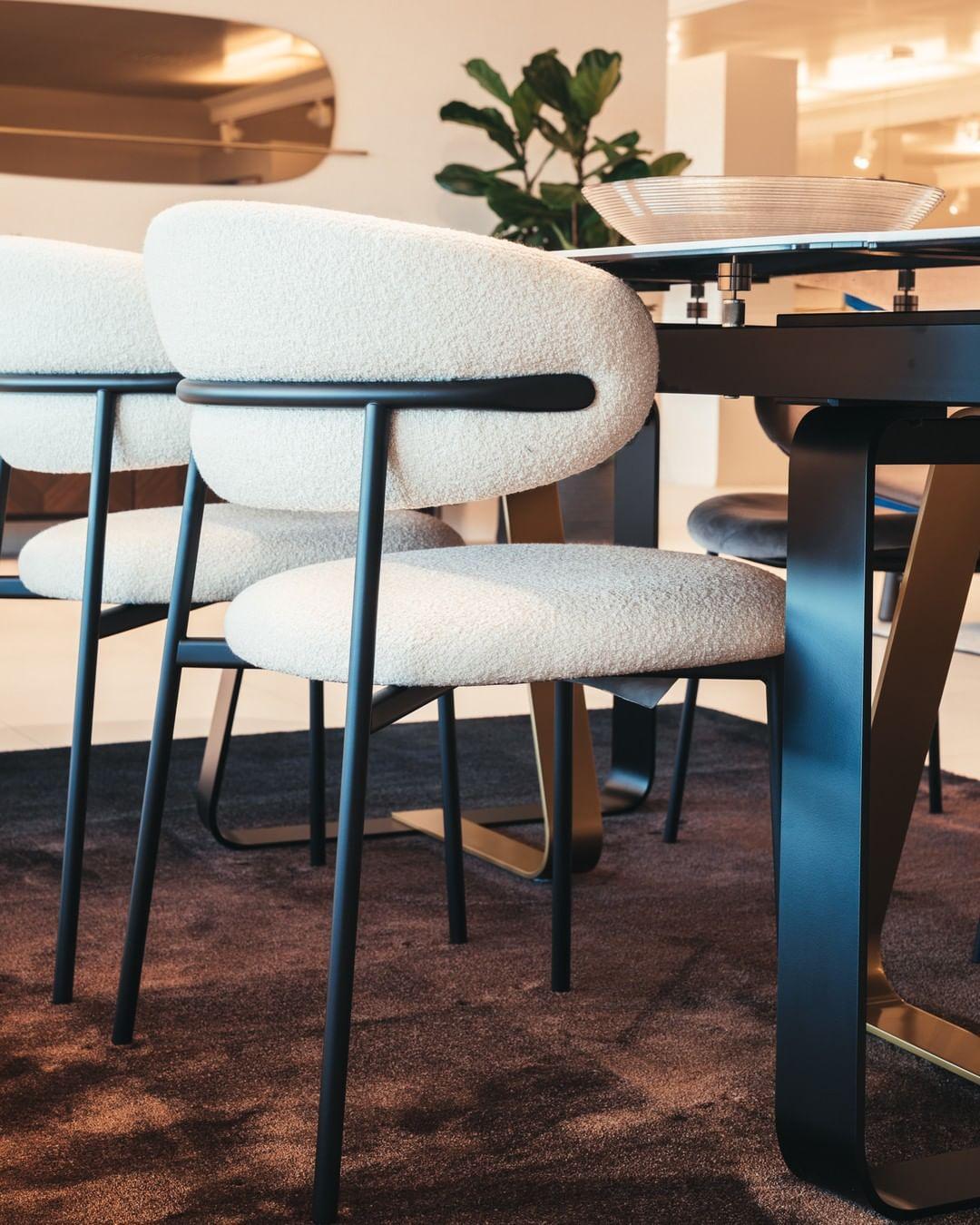 Krzesło OLEANDRO boucle kremowy z metalową podstawą Calligaris Eye on Design