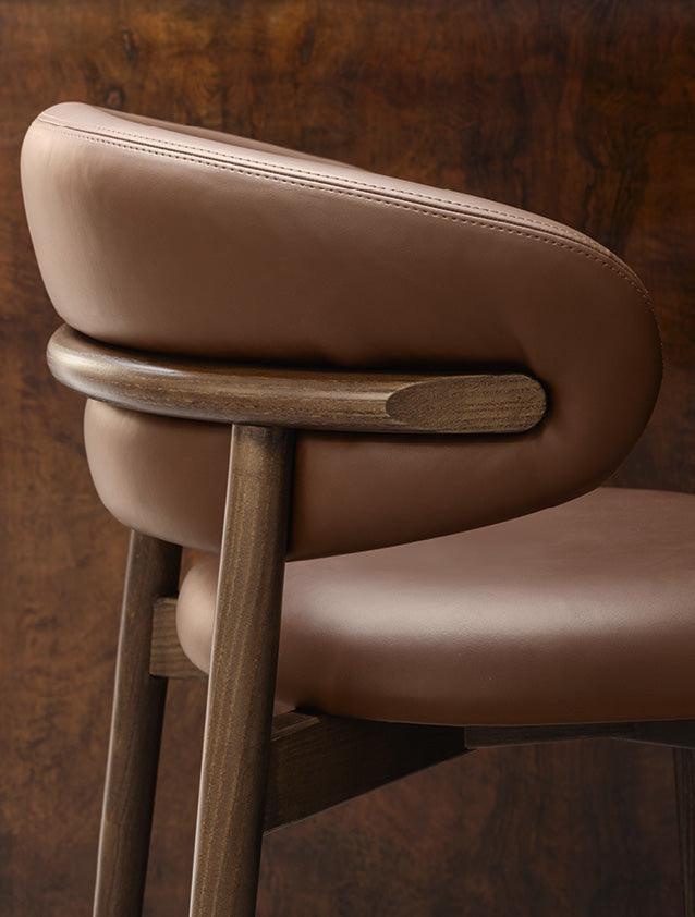 Krzesło OLEANDRO ciemnobeżowa ekoskóra z drewnianą podstawą Calligaris Eye on Design