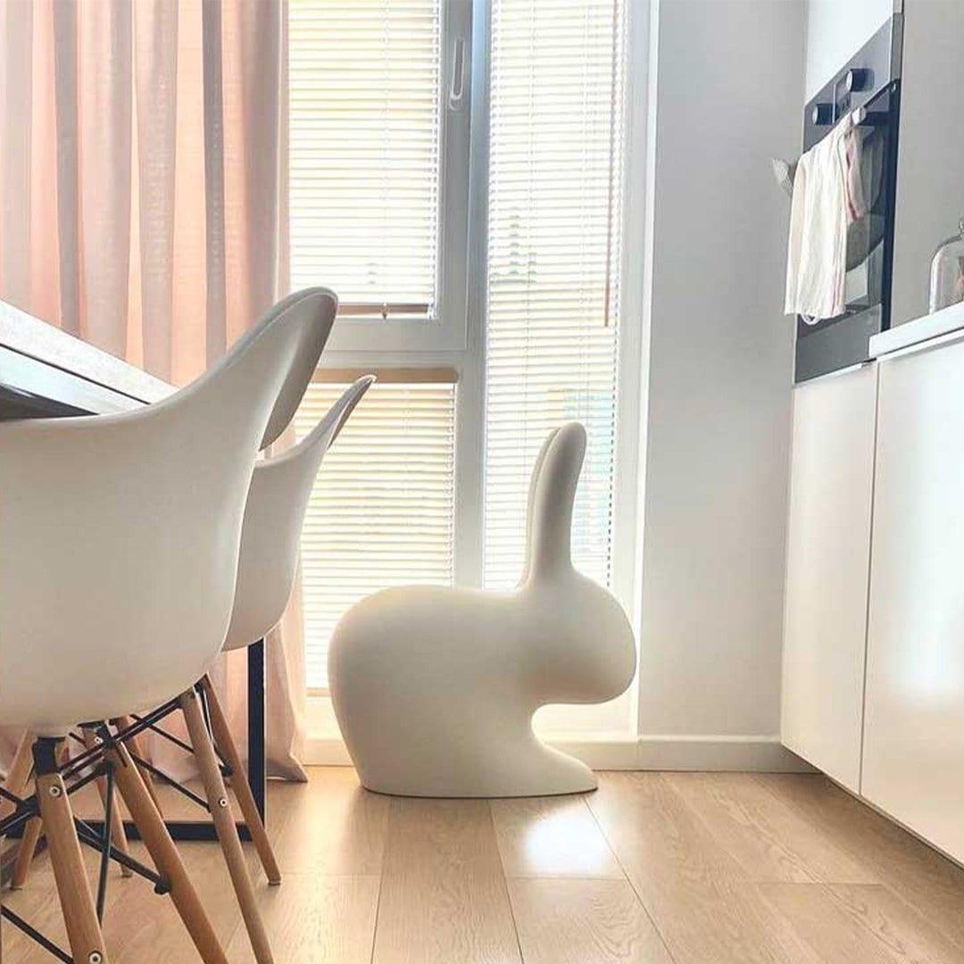 Krzesło RABBIT jasnoszary Qeeboo Eye on Design