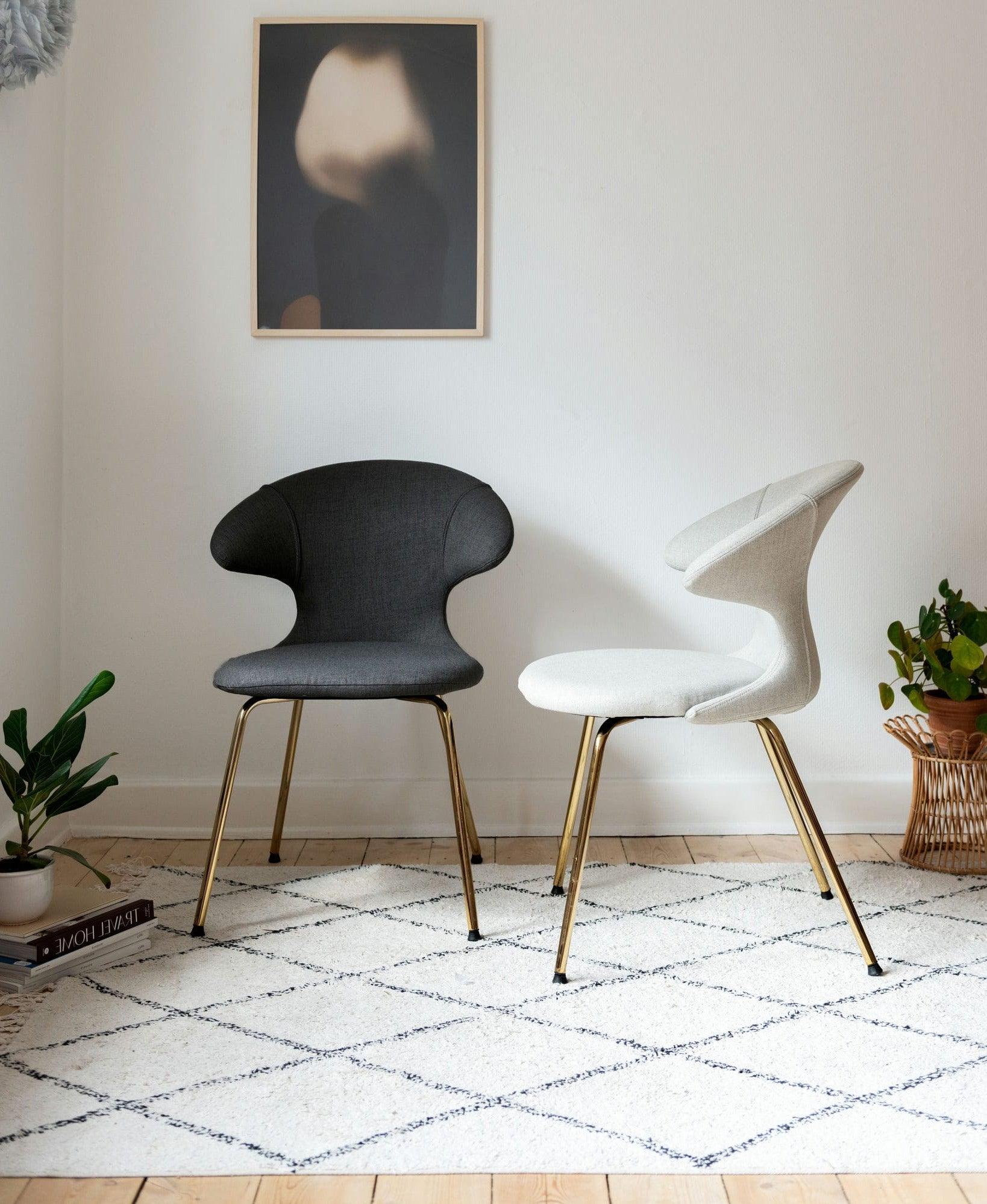 Krzesło TIME FLIES brudny róż ze złotą podstawą UMAGE Eye on Design