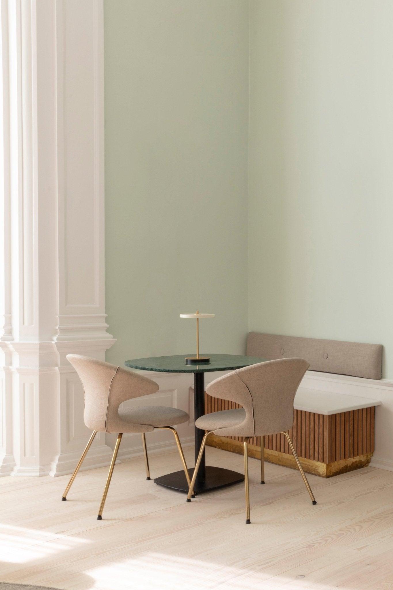 Krzesło TIME FLIES butelkowa zieleń ze złotą podstawą UMAGE Eye on Design