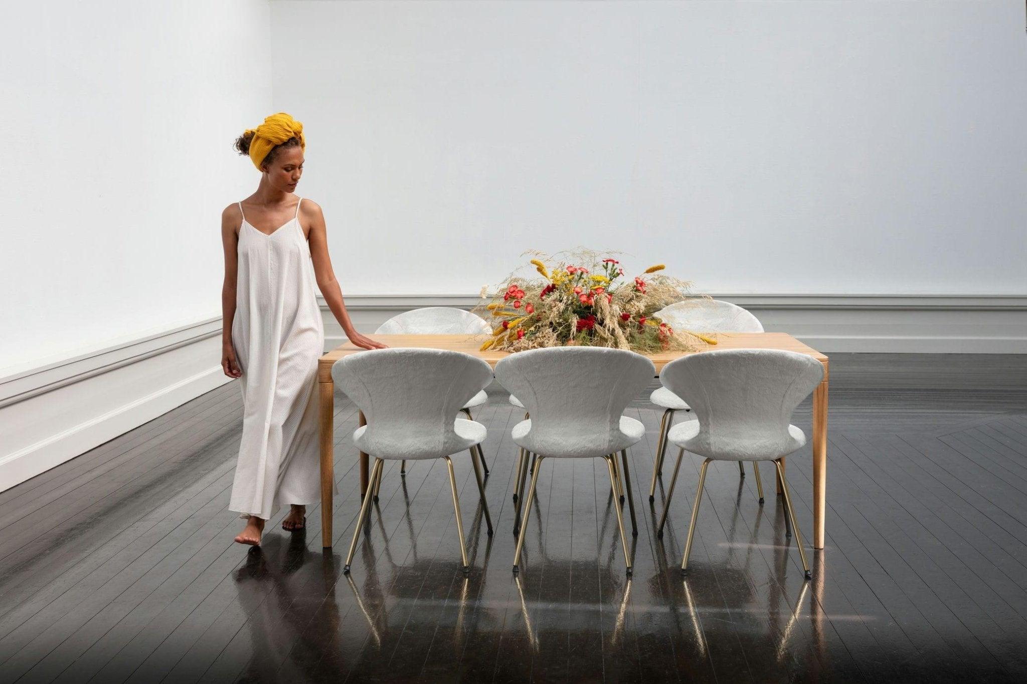 Krzesło TIME FLIES kremowy plusz ze złotą podstawą UMAGE Eye on Design