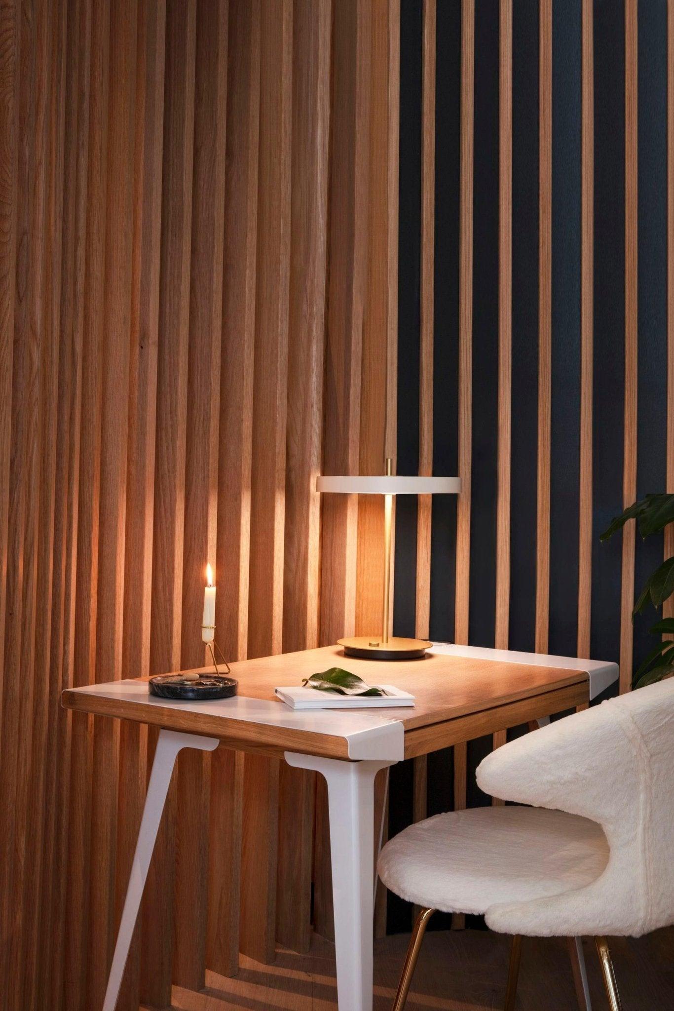 Krzesło TIME FLIES kremowy plusz ze złotą podstawą UMAGE Eye on Design