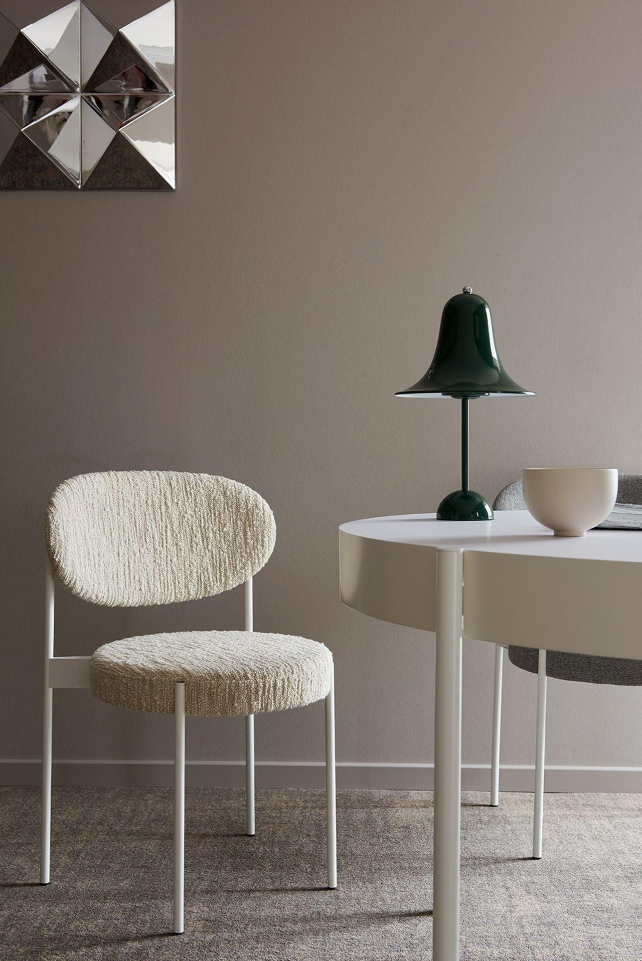 Krzesło w tkaninie boucle SERIES 430 kremowe z białą podstawą Verpan Eye on Design