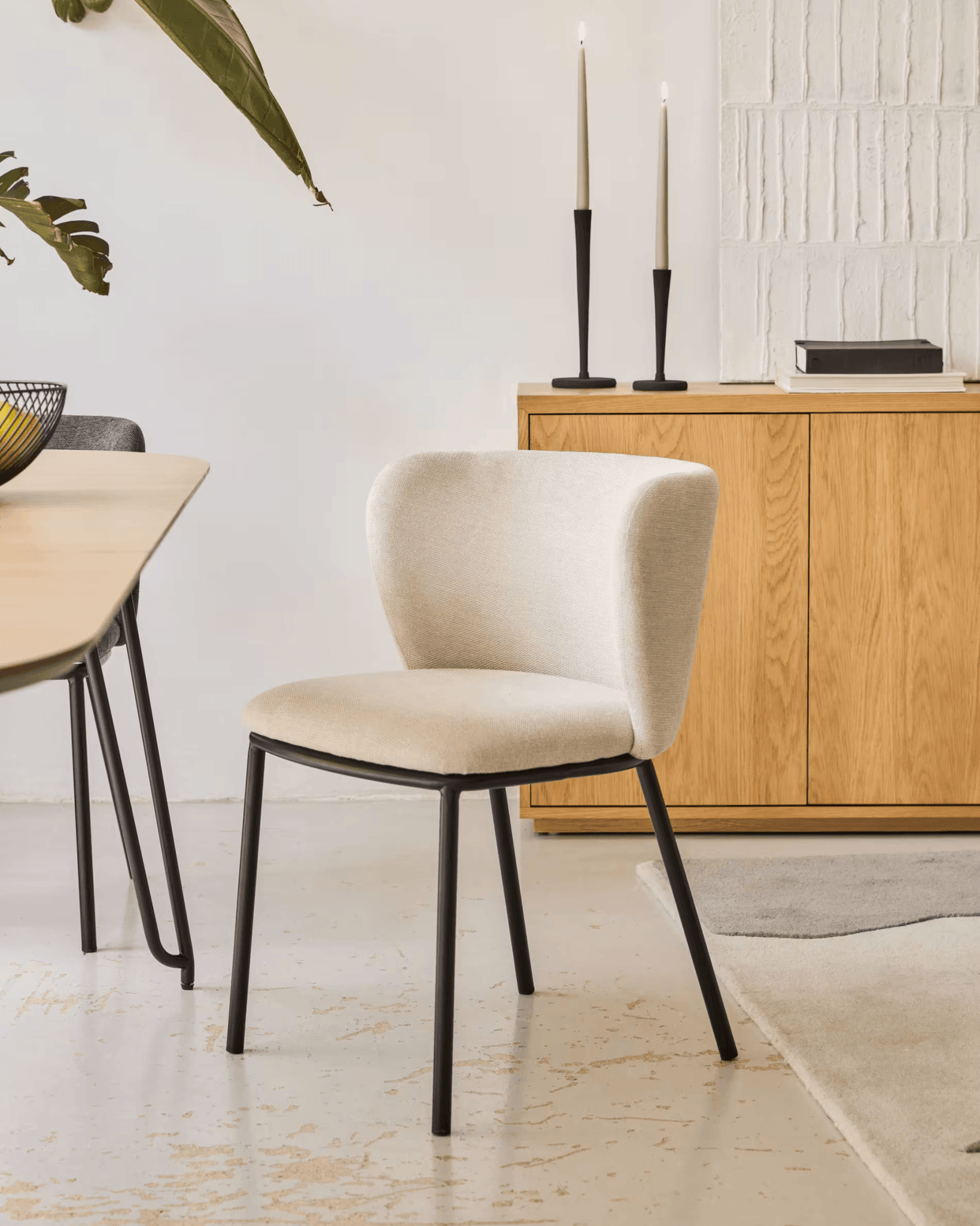 Krzesło w tkaninie szenilowej CISELIA beżowy La Forma Eye on Design