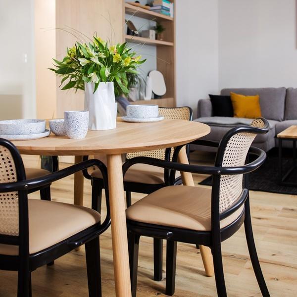 Krzesło z podłokietnikami tapicerowane B-811/1 drewno bukowe Fameg Eye on Design