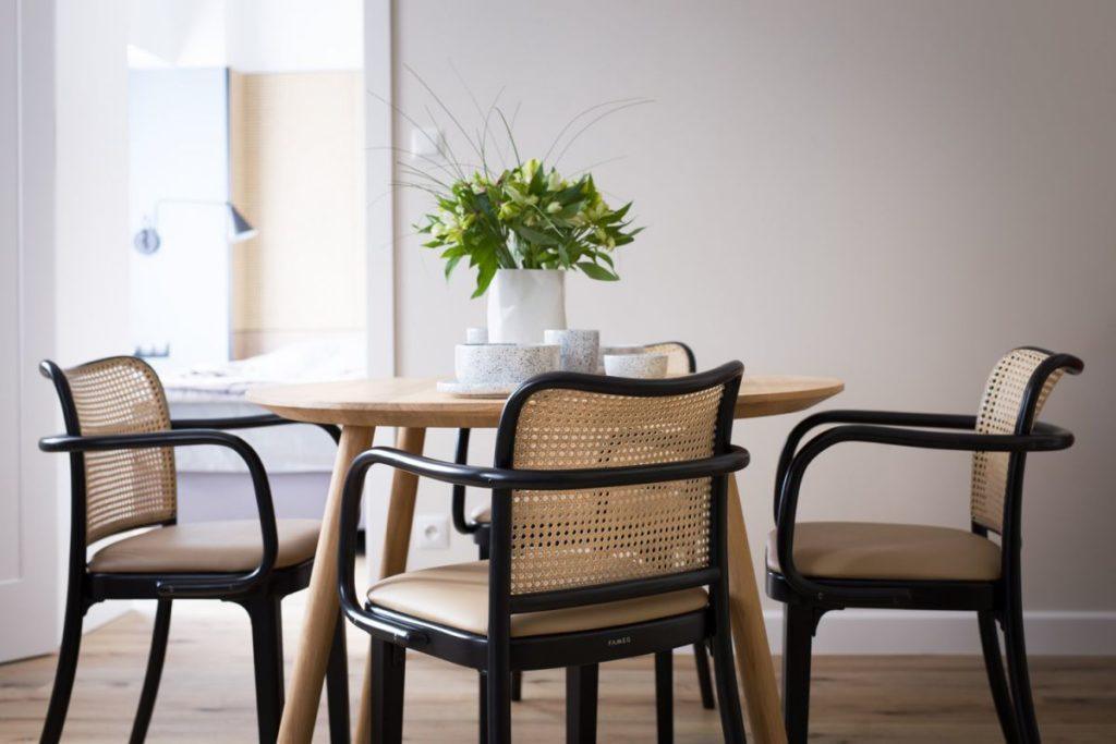 Krzesło z podłokietnikami tapicerowane B-811/1 drewno bukowe Fameg Eye on Design